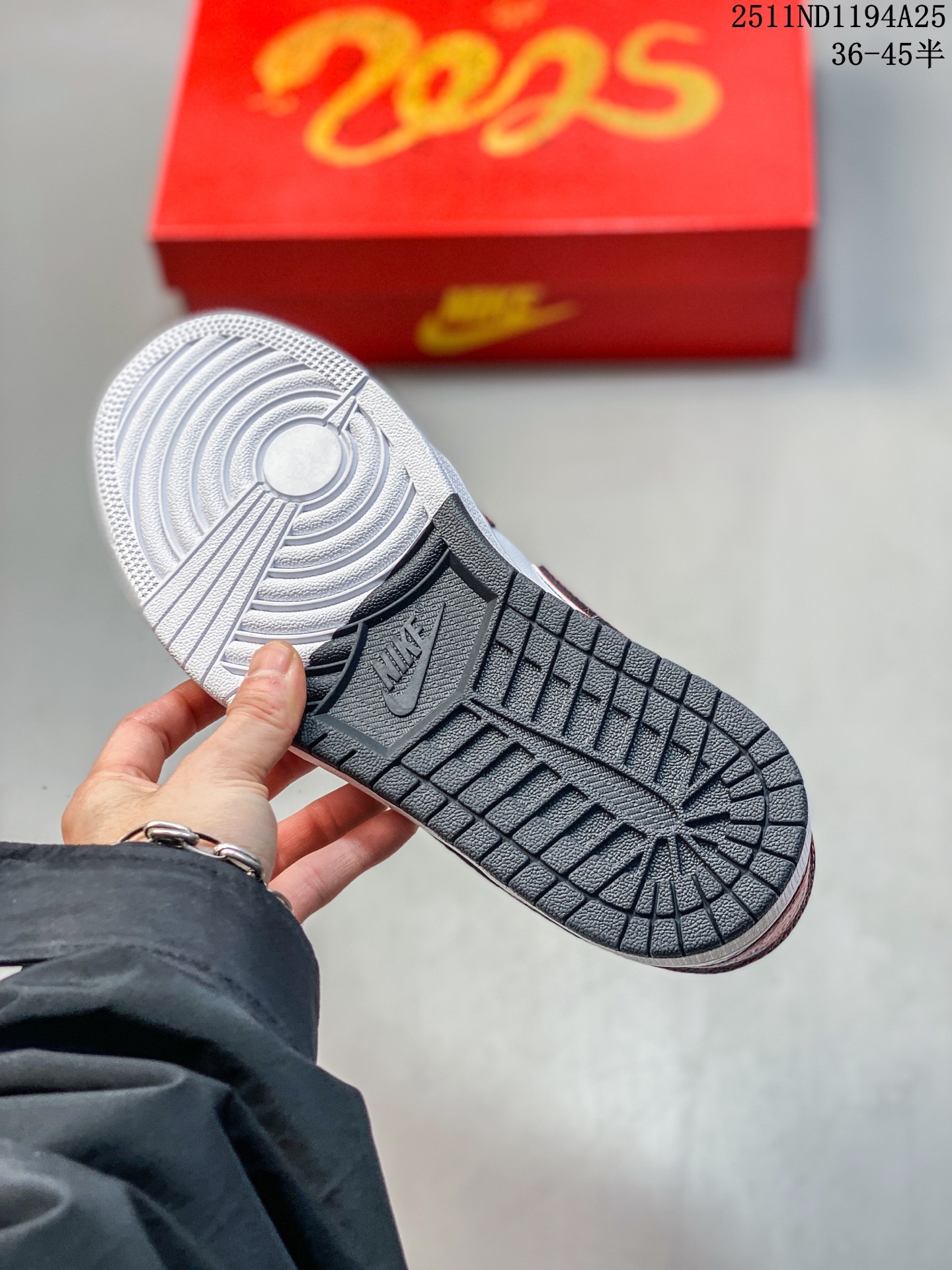 💰110
AIR JORDAN 1 LOW AJ1乔1低帮休闲板鞋 “灰黑巴黎世家定制款”  个性的设计风格以及品牌的经典元素 使其成为一双具有独特身份和价值的鞋子 清新而立体的外观加上联名标识更突出了其独特身份 这种配色方案显示出活力和时尚感 在视觉上引人注目  鞋身的质感和细腻的细节处理使其显得高端而格调十足  这款“SB”联名是设计与创意完美结合  融合多方的个性风格是一款备受瞩目的潮流鞋款  低帮休闲板鞋 定制鞋盒 大厂纯原品质出货 超高清洁度 皮料切割干净无任何毛边 细节完美 
 货号：XX2416-016
 Size:36 36.5 37.5 38 38.5 39 40 40.5 41 42 42.5 43 44 44.5 45
11ND1194A25