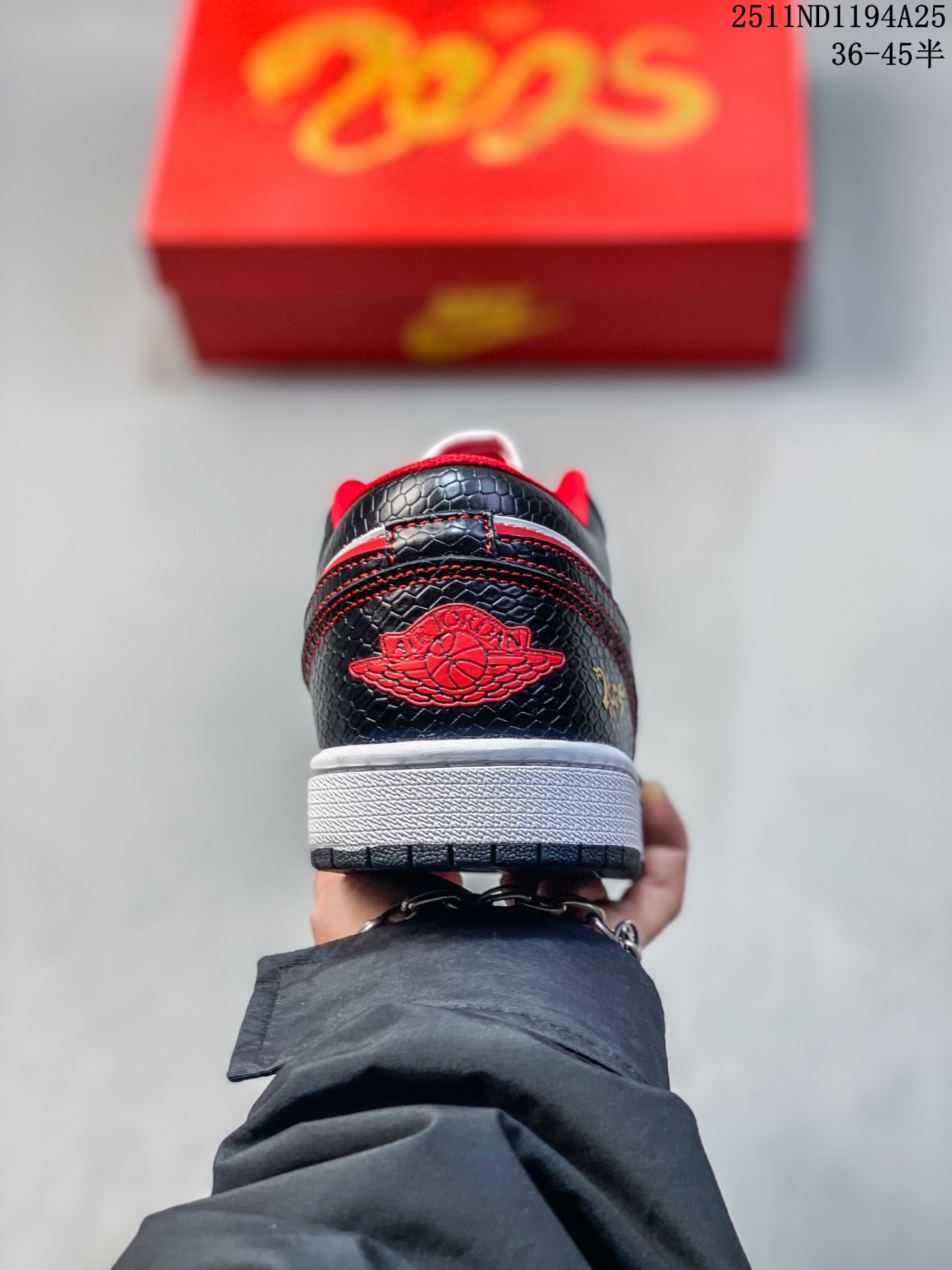 💰110
AIR JORDAN 1 LOW AJ1乔1低帮休闲板鞋 “灰黑巴黎世家定制款”  个性的设计风格以及品牌的经典元素 使其成为一双具有独特身份和价值的鞋子 清新而立体的外观加上联名标识更突出了其独特身份 这种配色方案显示出活力和时尚感 在视觉上引人注目  鞋身的质感和细腻的细节处理使其显得高端而格调十足  这款“SB”联名是设计与创意完美结合  融合多方的个性风格是一款备受瞩目的潮流鞋款  低帮休闲板鞋 定制鞋盒 大厂纯原品质出货 超高清洁度 皮料切割干净无任何毛边 细节完美 
 货号：XX2416-016
 Size:36 36.5 37.5 38 38.5 39 40 40.5 41 42 42.5 43 44 44.5 45
11ND1194A25