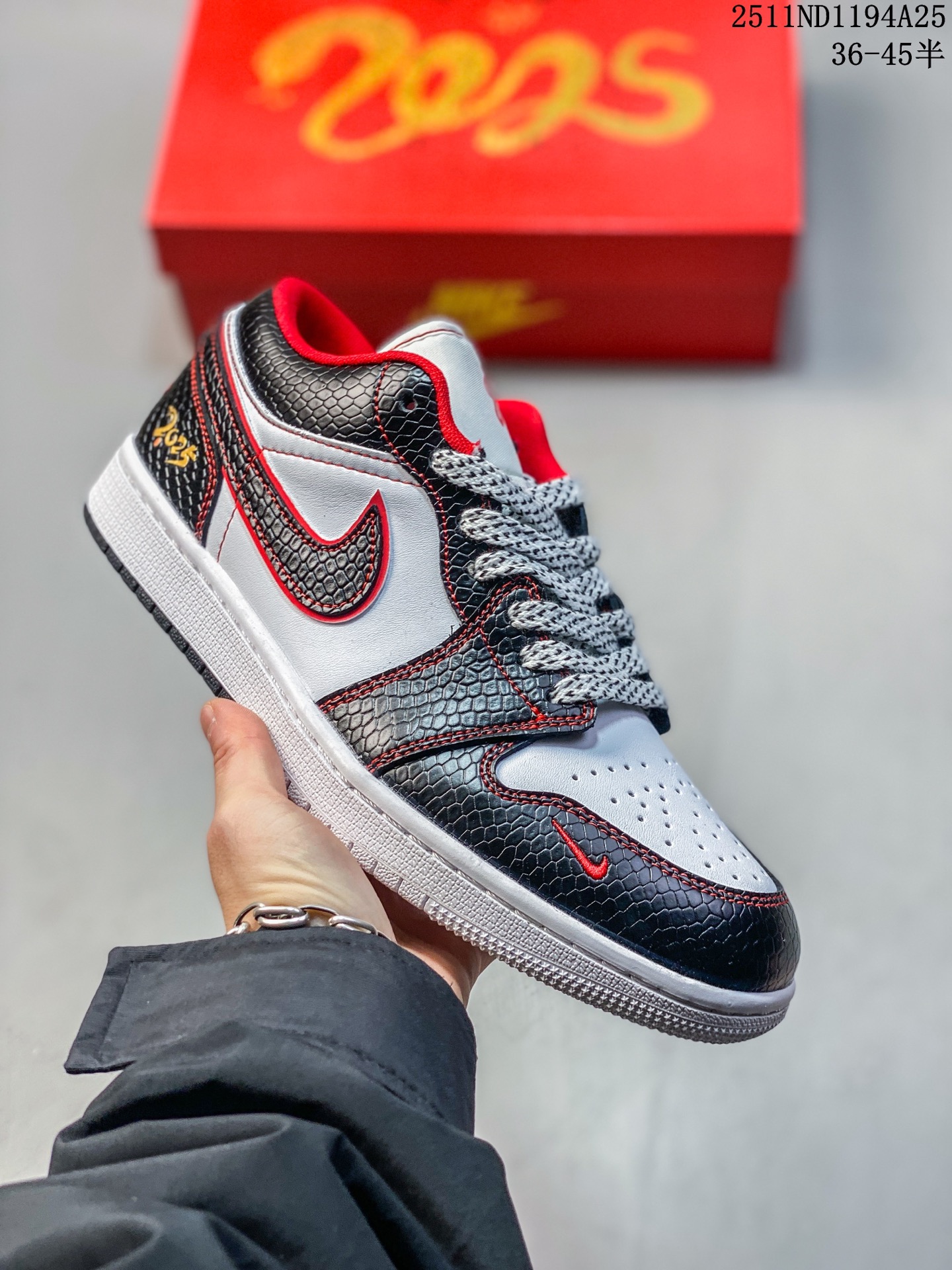 💰110
AIR JORDAN 1 LOW AJ1乔1低帮休闲板鞋 “灰黑巴黎世家定制款”  个性的设计风格以及品牌的经典元素 使其成为一双具有独特身份和价值的鞋子 清新而立体的外观加上联名标识更突出了其独特身份 这种配色方案显示出活力和时尚感 在视觉上引人注目  鞋身的质感和细腻的细节处理使其显得高端而格调十足  这款“SB”联名是设计与创意完美结合  融合多方的个性风格是一款备受瞩目的潮流鞋款  低帮休闲板鞋 定制鞋盒 大厂纯原品质出货 超高清洁度 皮料切割干净无任何毛边 细节完美 
 货号：XX2416-016
 Size:36 36.5 37.5 38 38.5 39 40 40.5 41 42 42.5 43 44 44.5 45
11ND1194A25