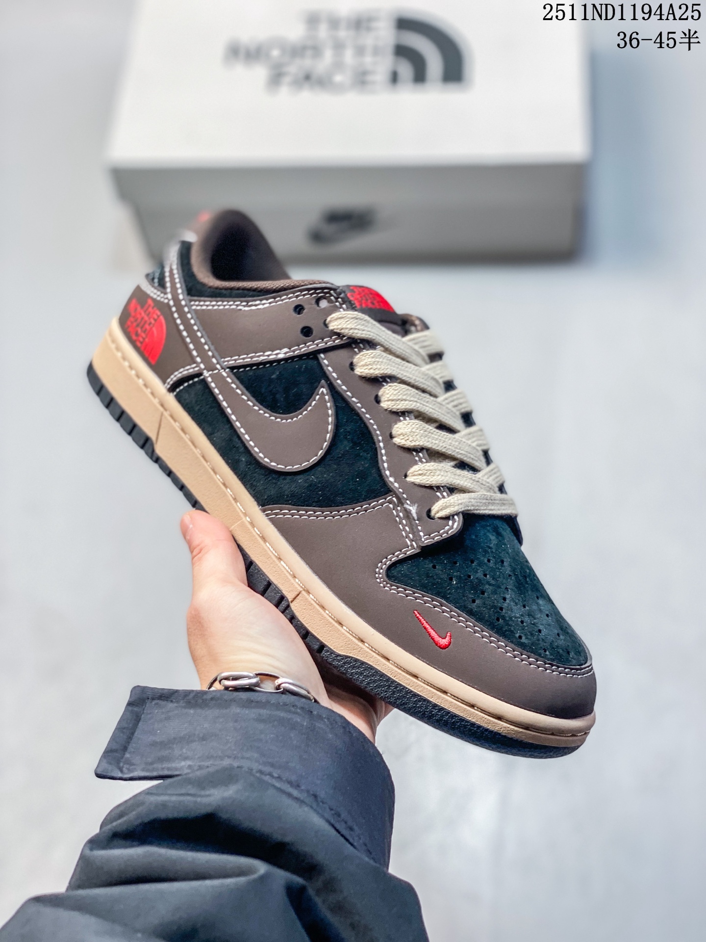 💰110
蛇年🐍限量发售!#蛇年先行者公司级 #SB Duck low “白灰蛇鳞高奢蛇年定制款” 个性的设计风格以及品牌的经典元素 使其成为一双具有独特身份和价值的鞋子 清新而立体的外观加上联名标识更突出了其独特身份 这种配色方案显示出活力和时尚感 在视觉上引人注目 鞋身的质感和细腻的细节处理使其显得高端而格调十足 这款“SB”联名是设计与创意完美结合 融合多方的个性风格是一款备受瞩目的潮流鞋款 低帮休闲板鞋 定制鞋盒 大厂纯原品质出货 超高清洁度 皮料切割干净无任何毛边 细节完美
货号:XX9931-031
Size:36 36.5 37.5 38 38.5 39 40 40.5 41 42 42.5 43 44 44.5 45
11ND1194A25