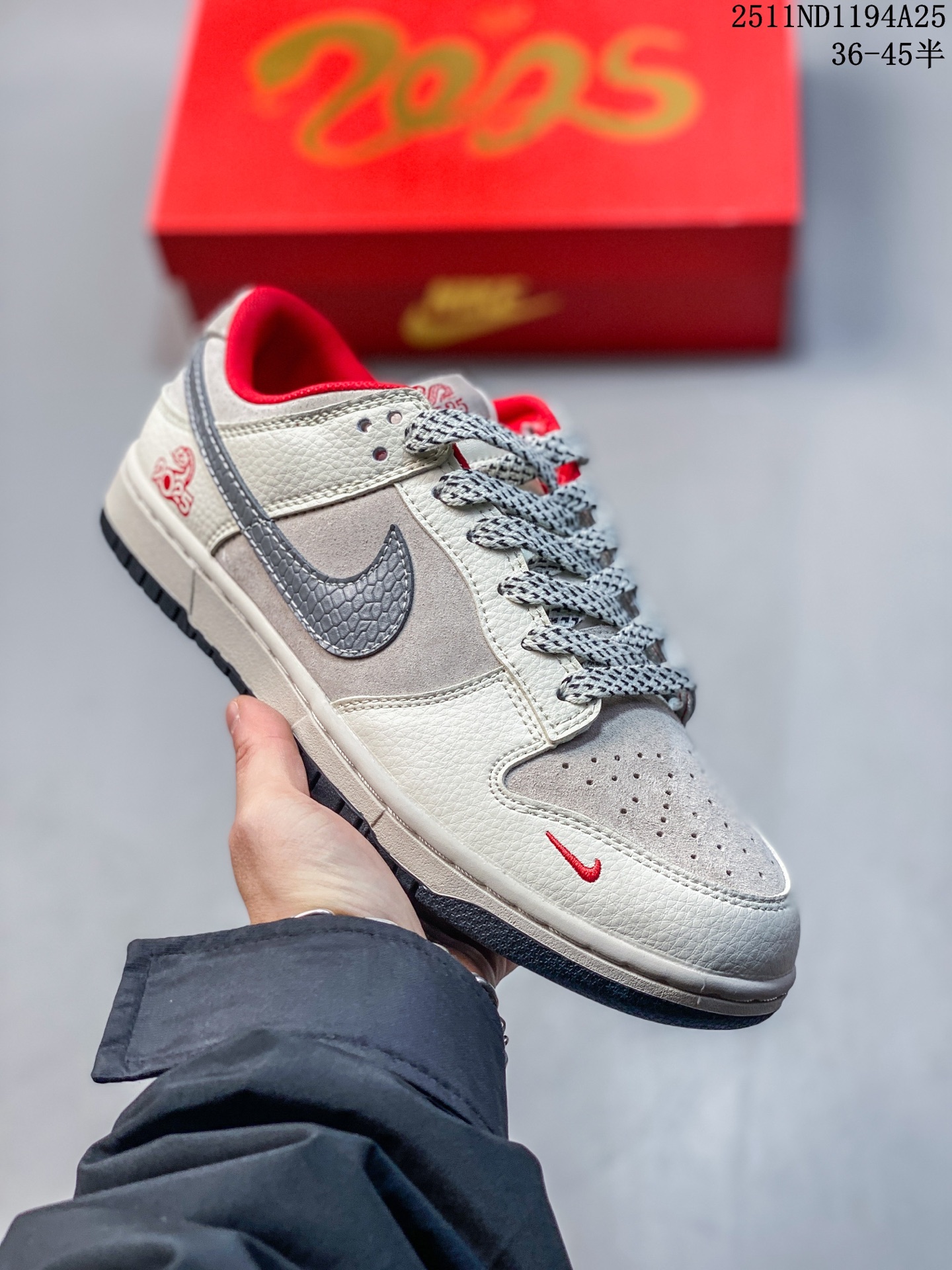 💰110
蛇年🐍限量发售!#蛇年先行者公司级 #SB Duck low “白灰蛇鳞高奢蛇年定制款” 个性的设计风格以及品牌的经典元素 使其成为一双具有独特身份和价值的鞋子 清新而立体的外观加上联名标识更突出了其独特身份 这种配色方案显示出活力和时尚感 在视觉上引人注目 鞋身的质感和细腻的细节处理使其显得高端而格调十足 这款“SB”联名是设计与创意完美结合 融合多方的个性风格是一款备受瞩目的潮流鞋款 低帮休闲板鞋 定制鞋盒 大厂纯原品质出货 超高清洁度 皮料切割干净无任何毛边 细节完美
货号:XX9931-031
Size:36 36.5 37.5 38 38.5 39 40 40.5 41 42 42.5 43 44 44.5 45
11ND1194A25