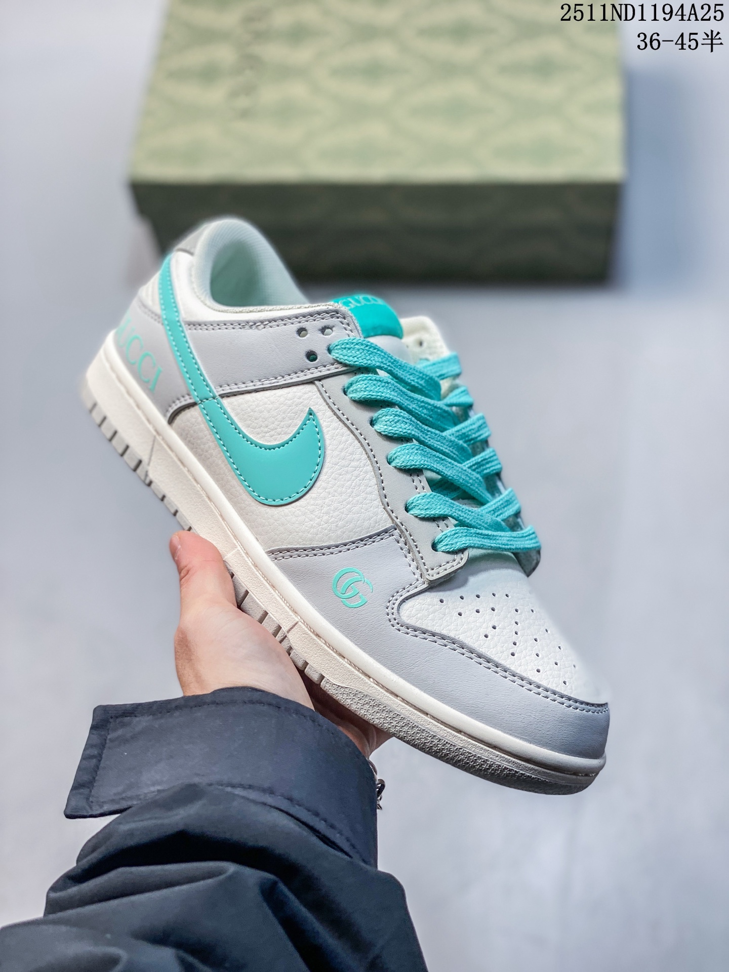 💰110
蛇年🐍限量发售!#蛇年先行者公司级 #SB Duck low “白灰蛇鳞高奢蛇年定制款” 个性的设计风格以及品牌的经典元素 使其成为一双具有独特身份和价值的鞋子 清新而立体的外观加上联名标识更突出了其独特身份 这种配色方案显示出活力和时尚感 在视觉上引人注目 鞋身的质感和细腻的细节处理使其显得高端而格调十足 这款“SB”联名是设计与创意完美结合 融合多方的个性风格是一款备受瞩目的潮流鞋款 低帮休闲板鞋 定制鞋盒 大厂纯原品质出货 超高清洁度 皮料切割干净无任何毛边 细节完美
货号:XX9931-031
Size:36 36.5 37.5 38 38.5 39 40 40.5 41 42 42.5 43 44 44.5 45
11ND1194A25