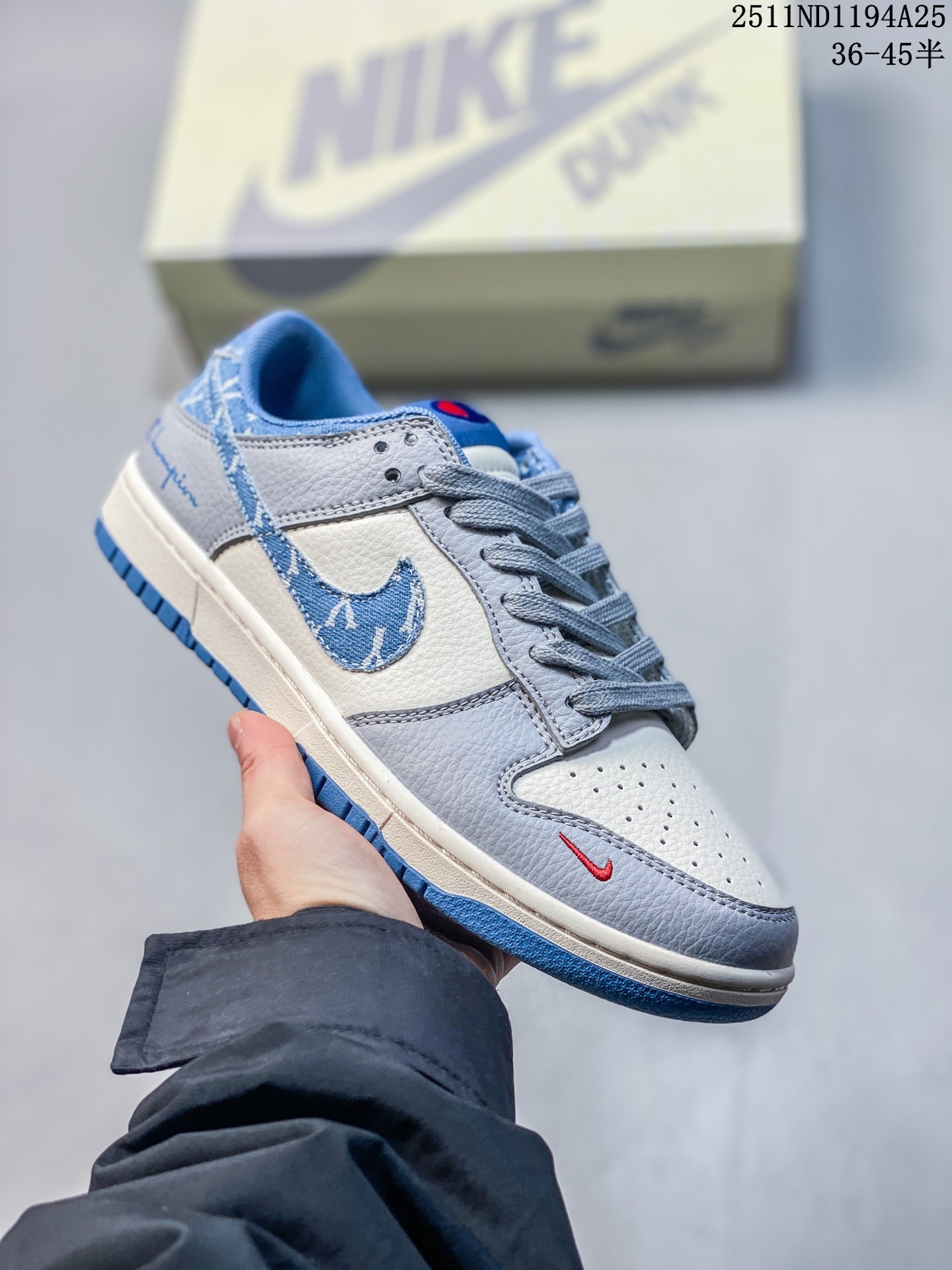 💰110
蛇年🐍限量发售!#蛇年先行者公司级 #SB Duck low “白灰蛇鳞高奢蛇年定制款” 个性的设计风格以及品牌的经典元素 使其成为一双具有独特身份和价值的鞋子 清新而立体的外观加上联名标识更突出了其独特身份 这种配色方案显示出活力和时尚感 在视觉上引人注目 鞋身的质感和细腻的细节处理使其显得高端而格调十足 这款“SB”联名是设计与创意完美结合 融合多方的个性风格是一款备受瞩目的潮流鞋款 低帮休闲板鞋 定制鞋盒 大厂纯原品质出货 超高清洁度 皮料切割干净无任何毛边 细节完美
货号:XX9931-031
Size:36 36.5 37.5 38 38.5 39 40 40.5 41 42 42.5 43 44 44.5 45
11ND1194A25