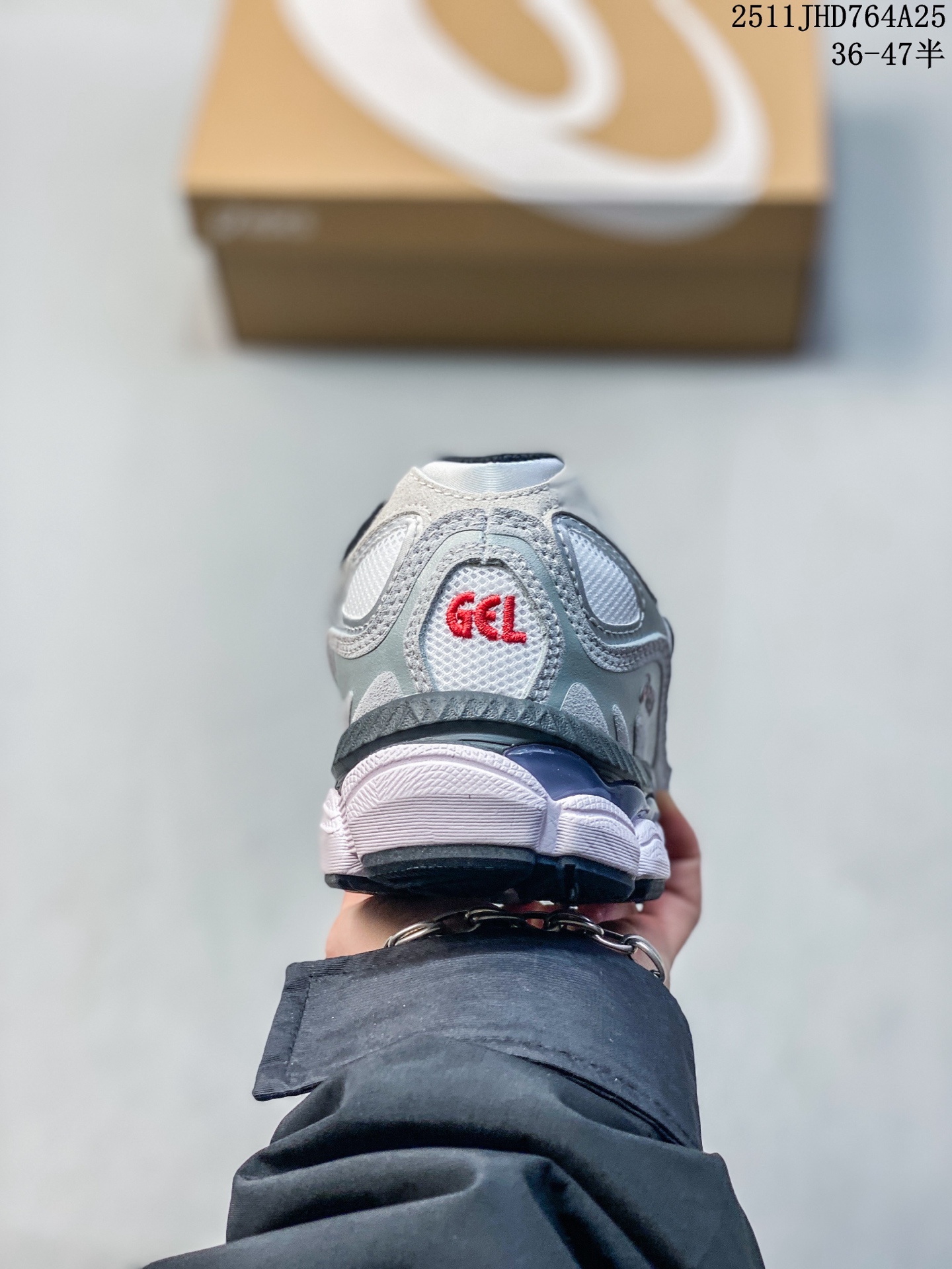 💰190 公司级 Asics NYC ASICS (亚瑟士） 是日本实业家鬼家喜八郎创立的跑鞋运动品牌，名宇想法源自著名的拉丁谚语’AnimaSana In Corpore Sano’，意为“健全的精神寓于强健的体魄”。正如其名字的含义，ASICS亚瑟 士一直坚信保持身体的健康与活力是打造健康快乐的生活方式的最佳途径。亚瑟士的跑鞋、篮球鞋等系列集专业与美貌于一身，拥有极高的热度。2016年，ASICS在“2016年日本最佳全球品牌“排行榜名列第17名。 货号：1201A789-102 Size:36～47半码 11JHD764A25