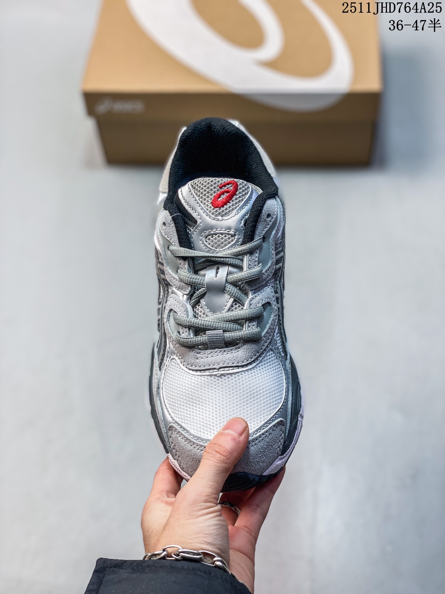 💰190 公司级 Asics NYC ASICS (亚瑟士） 是日本实业家鬼家喜八郎创立的跑鞋运动品牌，名宇想法源自著名的拉丁谚语’AnimaSana In Corpore Sano’，意为“健全的精神寓于强健的体魄”。正如其名字的含义，ASICS亚瑟 士一直坚信保持身体的健康与活力是打造健康快乐的生活方式的最佳途径。亚瑟士的跑鞋、篮球鞋等系列集专业与美貌于一身，拥有极高的热度。2016年，ASICS在“2016年日本最佳全球品牌“排行榜名列第17名。 货号：1201A789-102 Size:36～47半码 11JHD764A25