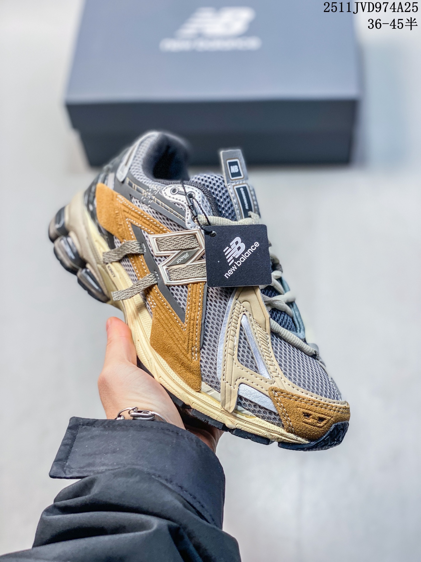 💰190
公司级✅New Balance M1906系列 新百伦 复古单品宝藏老爹鞋款
复古元素叠加 质感超级棒 原楦版型材料细节做工精细 作为NB最经典的档案鞋型之一
官方货号:U1906RCU
尺码:36 37 37.5 38 38.5 39.5 40 40.5 41.5 42 42.5 43 44 45
ID:JHD534-DEJ
11JVD974A25