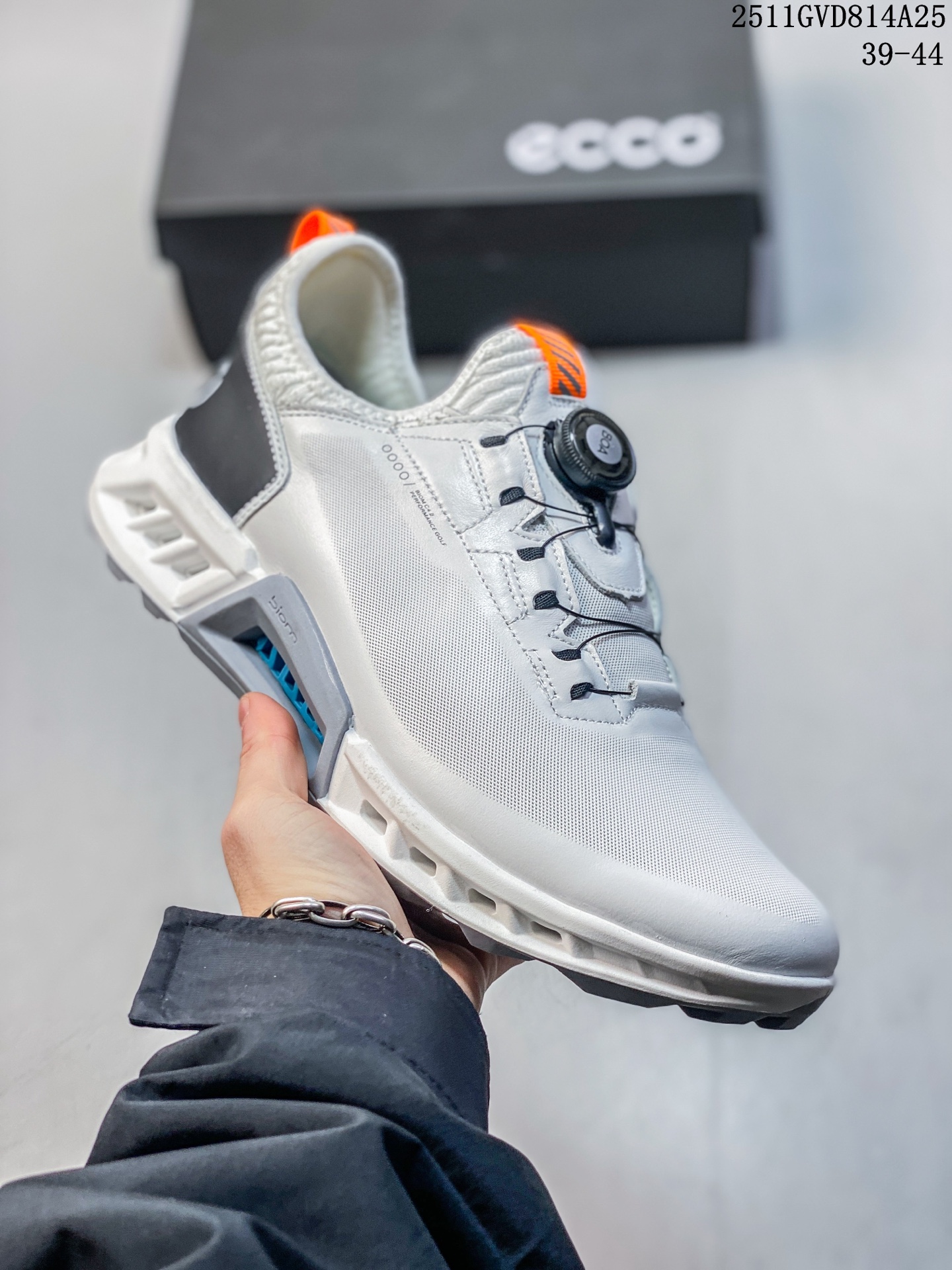 💰290
Ecco爱步高尔夫运动鞋男鞋 健步皮鞋 防滑跑步鞋 健步C系列新款 黄景瑜同款 牛皮鞋面 纹理自然柔韧耐穿 BIOM自然律动科技鞋楦符合人体工学 带来裸足体验 气垫中底 带来轻盈舒适的上脚感受 橡胶外底适应多种地形 防滑耐磨 强劲抓地 鞋面和鞋底一体成型合脚耐穿 城市运动 自在逸步 尺码：39 40 41 42 43 44
11GVD814A25