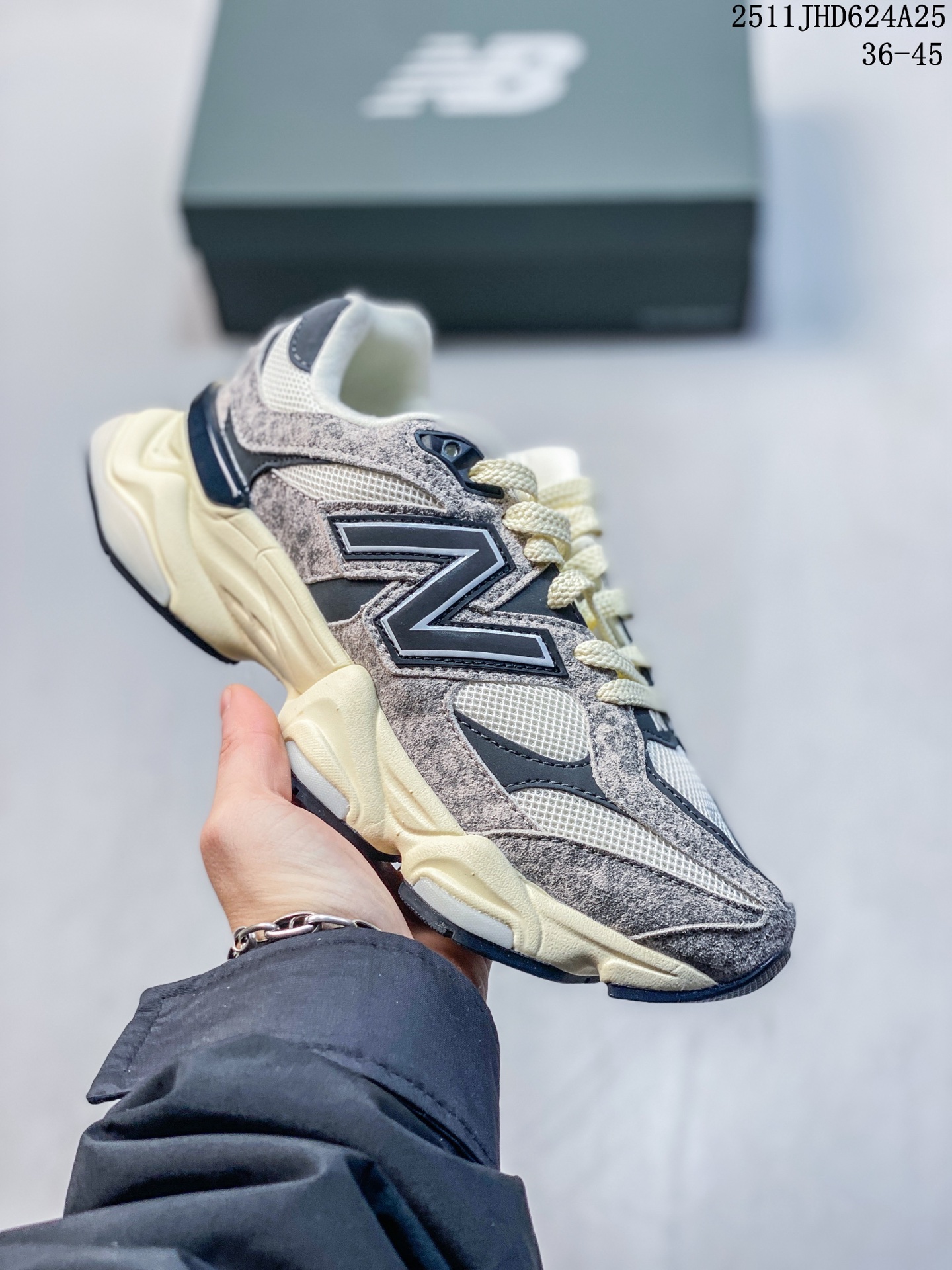 新百伦 Joe Freshgoods x New Balance NB9060 复古休闲运动慢跑鞋 #鞋款灵感源自设计师本人对夏日的怀日回忆.鞋面大身由空间双格及磨砂鞋面拼接而生,配以柔和、温暖的粉橘色调,夏日氛围拉满 #采用大面积网眼以及麂皮材质覆盖鞋身,还原经典气质.搭载ABZORB避震科技,由泡沫聚酯制成,上脚可以有效减少由鞋底反弹对身体及双腿的冲击力 尺码:如图 ID:772681C 11JHD624A25