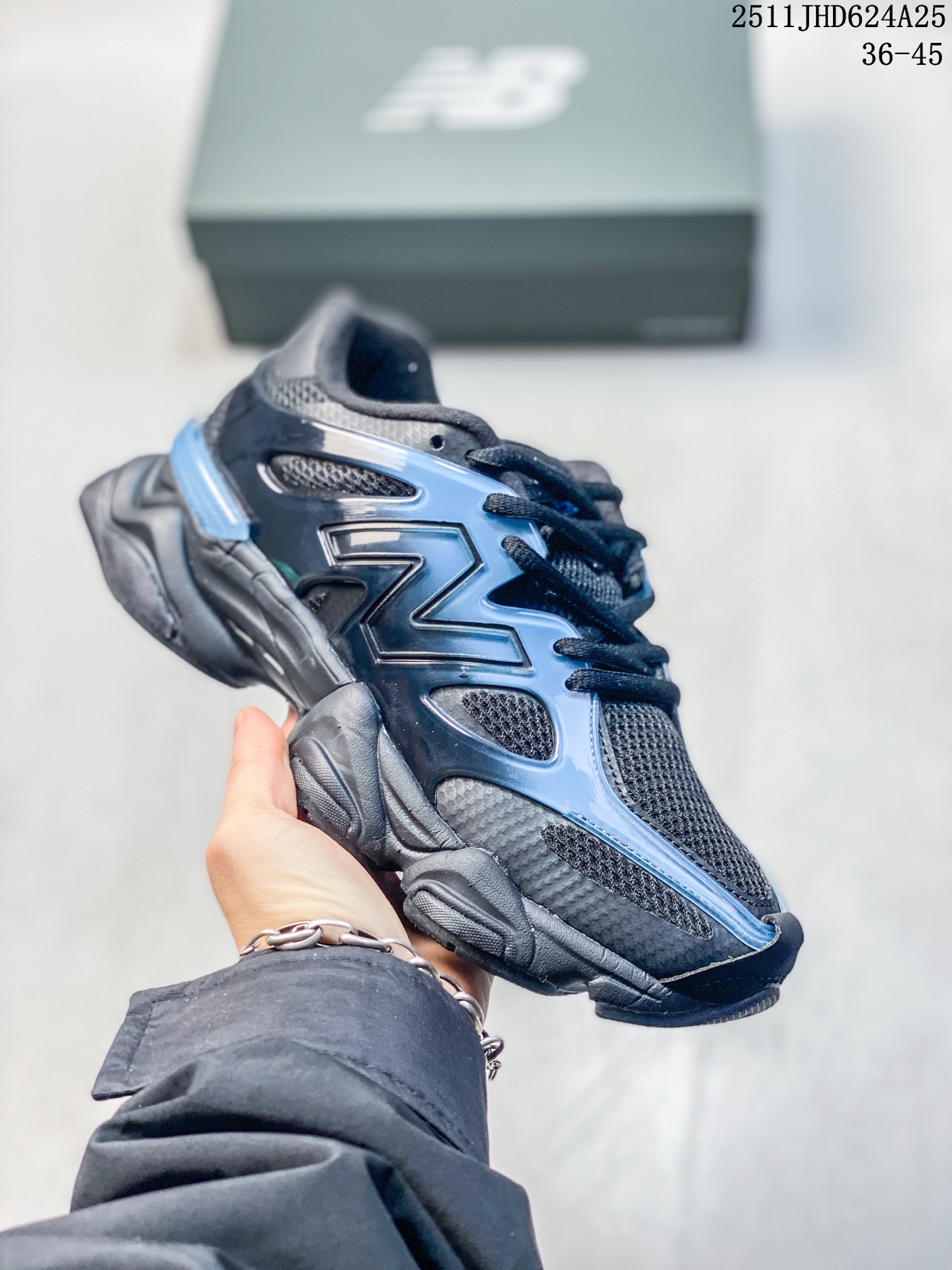 新百伦 Joe Freshgoods x New Balance NB9060 复古休闲运动慢跑鞋 #鞋款灵感源自设计师本人对夏日的怀日回忆.鞋面大身由空间双格及磨砂鞋面拼接而生,配以柔和、温暖的粉橘色调,夏日氛围拉满 #采用大面积网眼以及麂皮材质覆盖鞋身,还原经典气质.搭载ABZORB避震科技,由泡沫聚酯制成,上脚可以有效减少由鞋底反弹对身体及双腿的冲击力 尺码:如图 ID:772681C 11JHD624A25