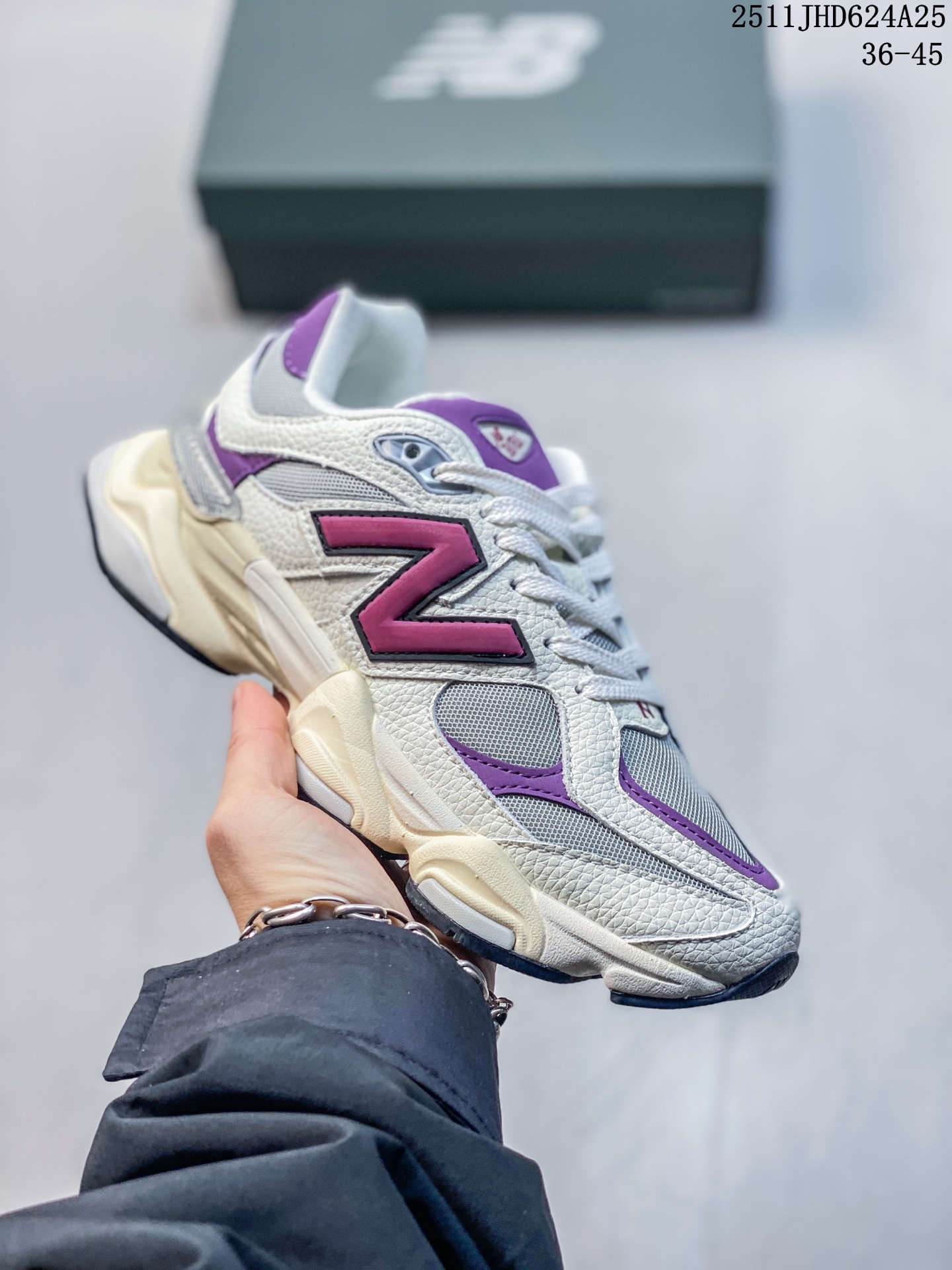 新百伦 Joe Freshgoods x New Balance NB9060 复古休闲运动慢跑鞋 #鞋款灵感源自设计师本人对夏日的怀日回忆.鞋面大身由空间双格及磨砂鞋面拼接而生,配以柔和、温暖的粉橘色调,夏日氛围拉满 #采用大面积网眼以及麂皮材质覆盖鞋身,还原经典气质.搭载ABZORB避震科技,由泡沫聚酯制成,上脚可以有效减少由鞋底反弹对身体及双腿的冲击力 尺码:如图 ID:772681C 11JHD624A25
