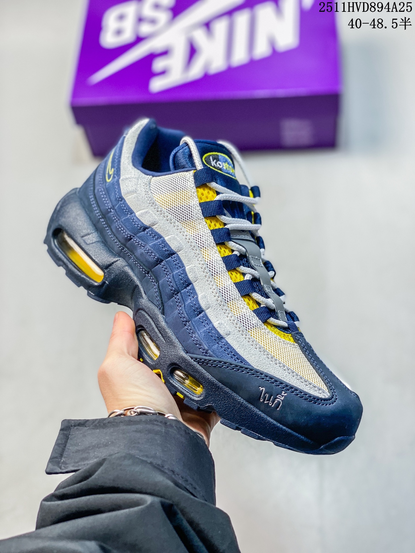 💰390
公司级✅ Eric Koston x NK Air Max 95 ”Obsidian and Speed Yellow“ 低帮休闲跑步鞋 男女同款 联名蓝白 HQ8492-400 经典重温 外单专供大厂出品 品质稳定 一百余色 终端操作 鞋款设计灵感源于人体构造 中底设计基于人体的脊柱构造 是整体设计的核心 尼龙孔眼代表了肋骨 而分层式面板和网眼象征着肌肉纤维和肉体组织 Air Max 95采用了两个独立的吹塑成型的Air-Sole单元 并首次在前掌使用可视化气垫设计 Swoosh logo夜当作一个 点符号放在了鞋子的后帮位置 20年的发展让 AIR MAX 95有了不同的故事 20年后再度面向世人的时候 焕然一新的面貌 让人有了另外一种清新脱俗的感觉 SIZE:40 40.5 41 42 42.5 43 44 44.5 45 45.5 46 47.5 48.5
编码:106HHD1125
11HVD894A25