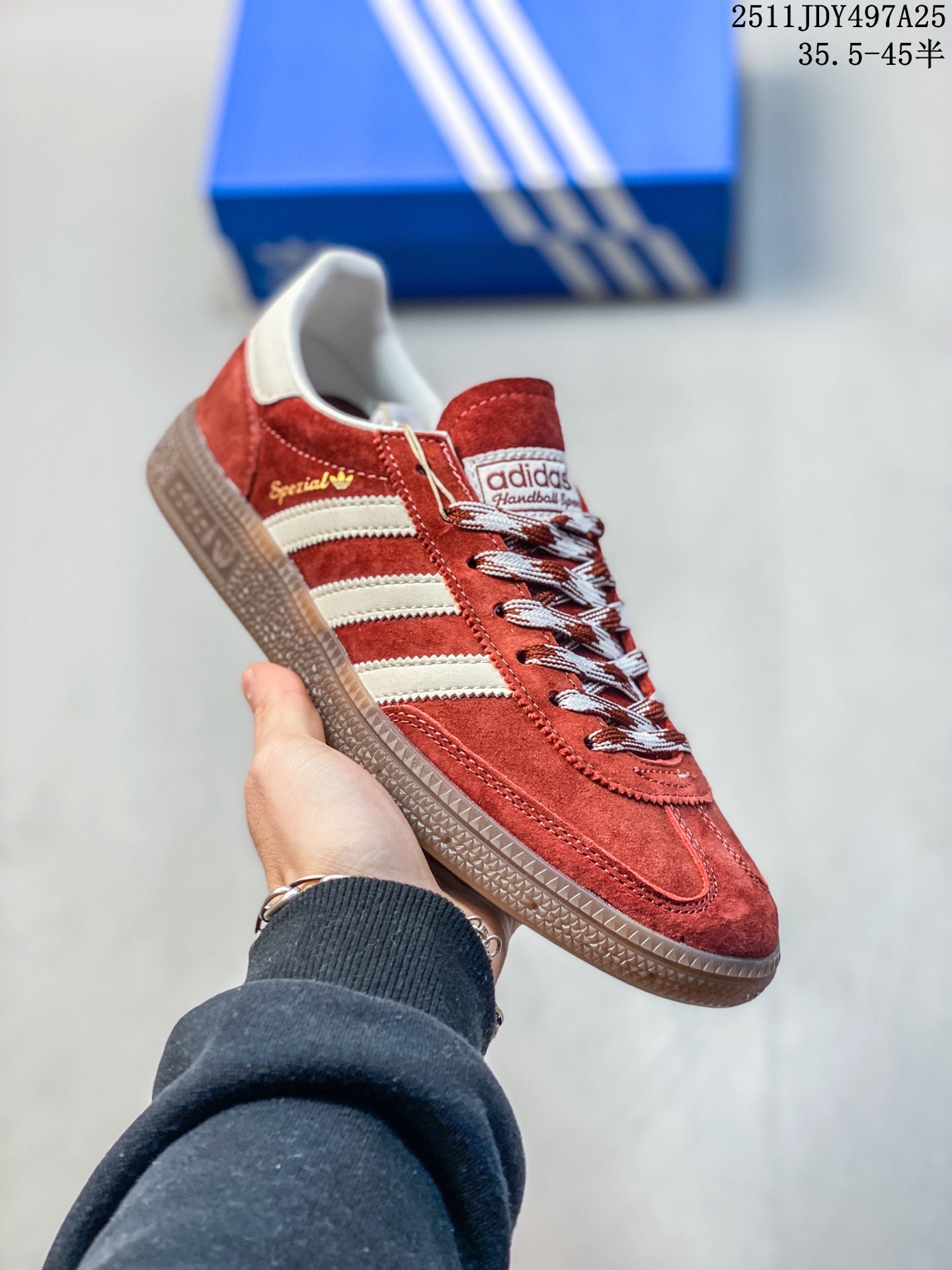 💰125
阿迪达斯 德训鞋 ADIDAS ORIGINALS SAMBA OG SHOES 经典运动鞋小白鞋 「T头鞋」男女士板鞋 彰显休闲摩登风情的时尚经典鞋。它诞生于50年代的足球场，随后走向街头和秀场。adidas Samba自成一格，堪称时尚标杆。这款Samba OG经典鞋，采用柔软皮革鞋面，搭配橡胶外底，舒适休闲。含锯齿三条纹和别致T形鞋头，致敬Samba的传统设计。缀低调烫金细节，更添型格。忠于本源，热爱不老。• 常规版型• 系带设计• 皮革鞋面• 织物衬里• 橡胶外底。  

货号：KI6265
码数：35.5-45含半码
编码：HJTI0912
11JDY495A26