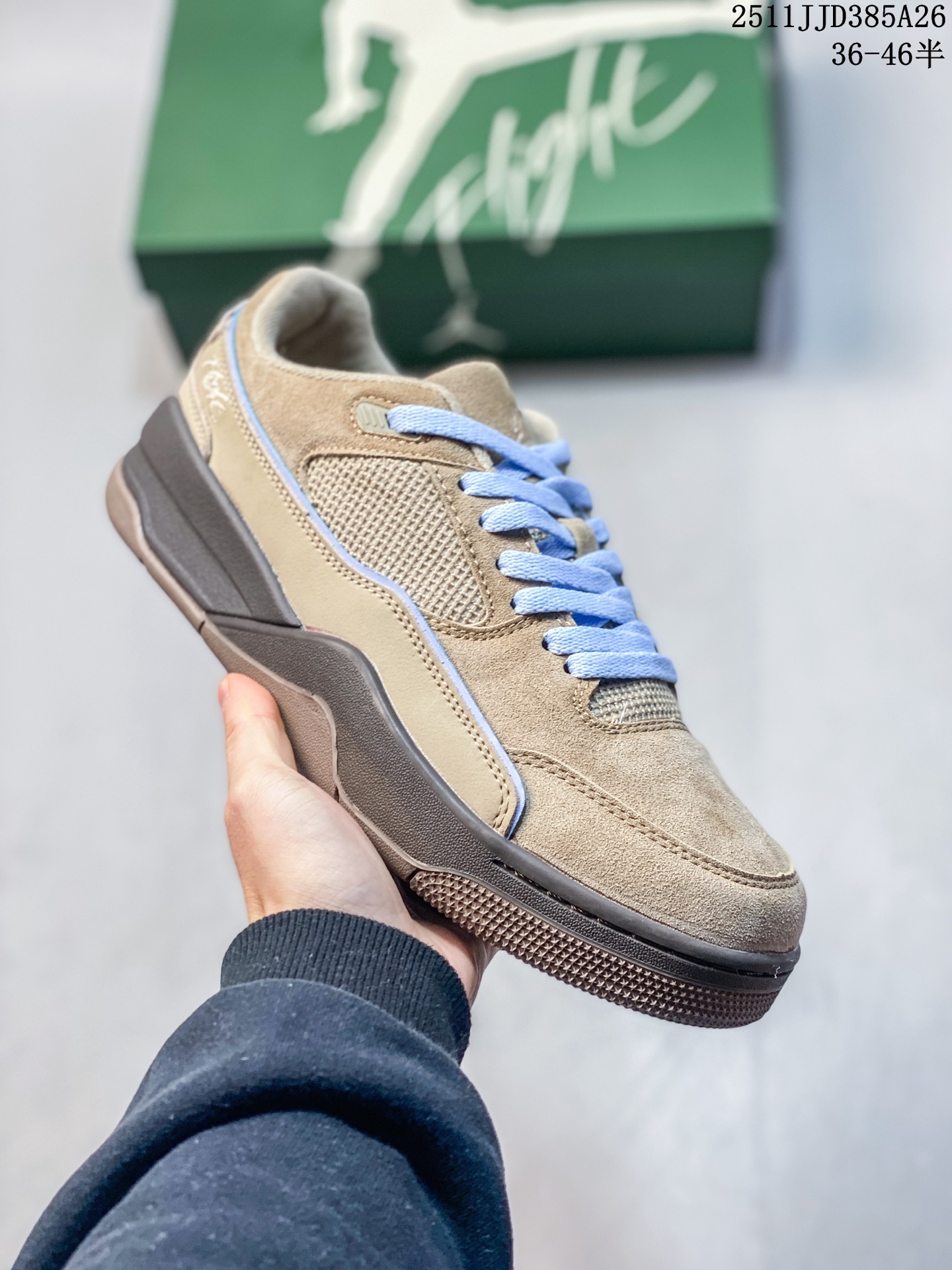 💰130
Air Jordan Flight Court 
乔丹低帮复古篮球鞋 性价比天花板
设计简约又不失复古韵味
鞋内的鞋垫柔软且有弹性 能够很好地缓冲落地时的冲击力
鞋面的材质贴合脚部 鞋底的纹路设计合理 抓地力很强
官方货号: IO7612
码数：36 36.5 37.5 38 38.5 39 40 40.5 41 42 42.5 43 44 44.5 45 46 
11JJD385A26