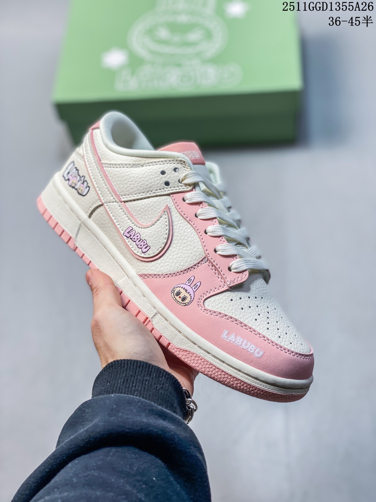 Nike SB Dunk Low “labubu拉布布联名 米白粉色呲牙印花” 高端定制 低帮休闲板鞋 定制鞋盒 大厂纯原品质出货 超高清洁度 皮料切割干净无任何毛边 细节完美 货号:DS6608-009 GGD1355A26