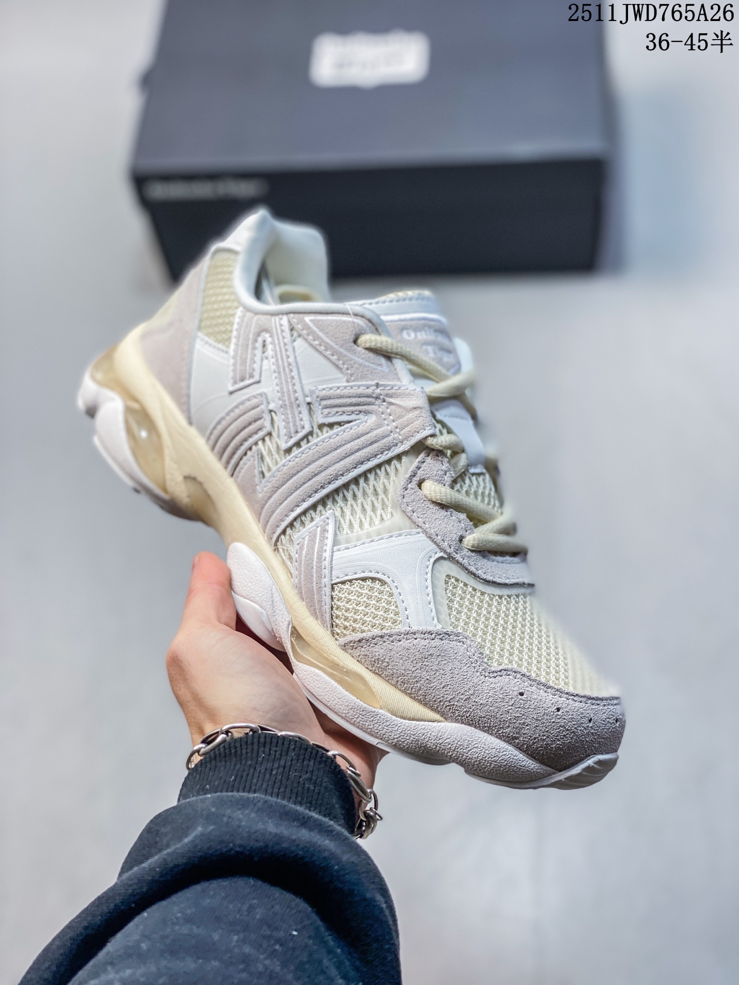 💰180
公司级:Onitsuka Tiger鬼塚虎 ULTI RS TIGRUN 时尚百搭 耐磨 低帮运动休闲鞋
全新ICON LOGO 采用特色网布和皮革的异材质拼接 轻量且富有弹性的材质 赋予双脚弹跳般的穿着感 前掌与后跟两处可视化GEL胶 提升缓震性能 外置TRUSSTIC中桥 增强稳定性 流线型鞋底融入了品牌象征的老虎图案 带来强烈的视觉冲击 兼顾弯曲性与缓震
从1980至2000年代的跑鞋中汲取灵感 将弹性脚感与时尚设计巧妙融合 成为都市风格穿搭的理想之选
货号:1183C478-100
尺码:36-45半
11JWD765A26