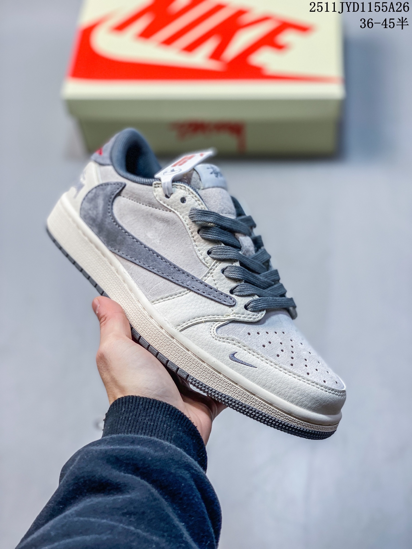 Travis Scott x Fragment Design x Jordan Air Jordan 1 Low OG SP “斯图西联名——米白碳黑” 多方联名合作融合了Travis Scott 独特的音乐风格,藤原浩个性的设计风格以及Jordan品牌的经典元素 使其成为一双具有独特身份和价值的鞋子 清新而立体的外观加上联名标识更突出了其独特身份 这种配色方案显示出活力和时尚感 在视觉上引人注目 鞋身的质感和细腻的细节处理使其显得高端而格调十足 这款“倒钩”联名是设计与创意完美结合 融合多方的个性风格是一款备受瞩目的潮流鞋款 低帮休闲板鞋 定制鞋盒 大厂纯原品质出货 超高清洁度 皮料切割干净无任何毛边 细节完美 货号:XZ6868-002 JYD1155A26