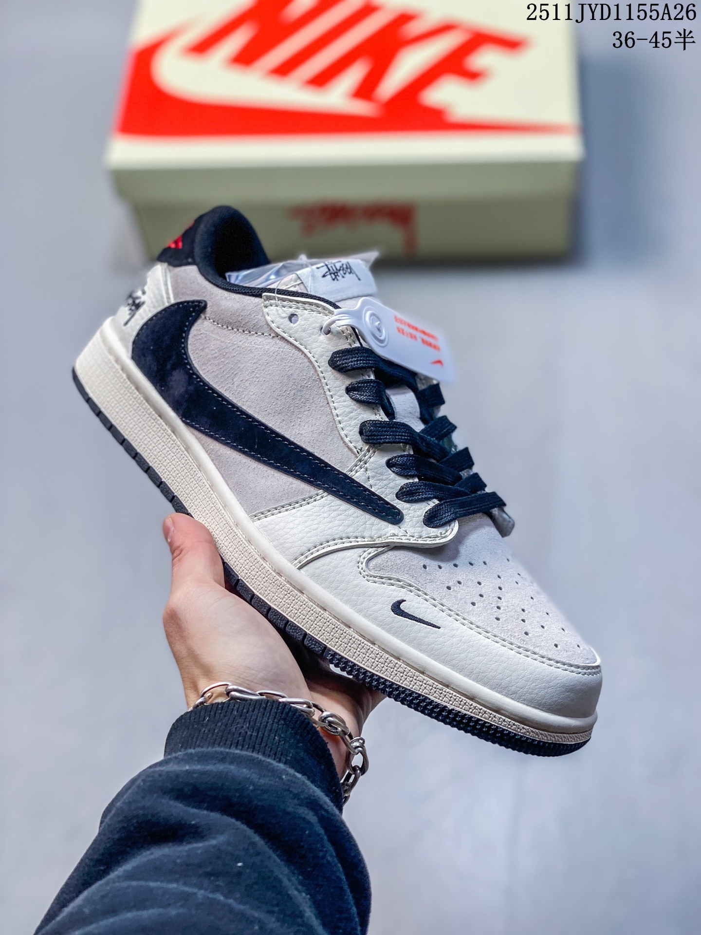 Travis Scott x Fragment Design x Jordan Air Jordan 1 Low OG SP “斯图西联名——米白碳黑” 多方联名合作融合了Travis Scott 独特的音乐风格,藤原浩个性的设计风格以及Jordan品牌的经典元素 使其成为一双具有独特身份和价值的鞋子 清新而立体的外观加上联名标识更突出了其独特身份 这种配色方案显示出活力和时尚感 在视觉上引人注目 鞋身的质感和细腻的细节处理使其显得高端而格调十足 这款“倒钩”联名是设计与创意完美结合 融合多方的个性风格是一款备受瞩目的潮流鞋款 低帮休闲板鞋 定制鞋盒 大厂纯原品质出货 超高清洁度 皮料切割干净无任何毛边 细节完美 货号:XZ6868-002 JYD1155A26
