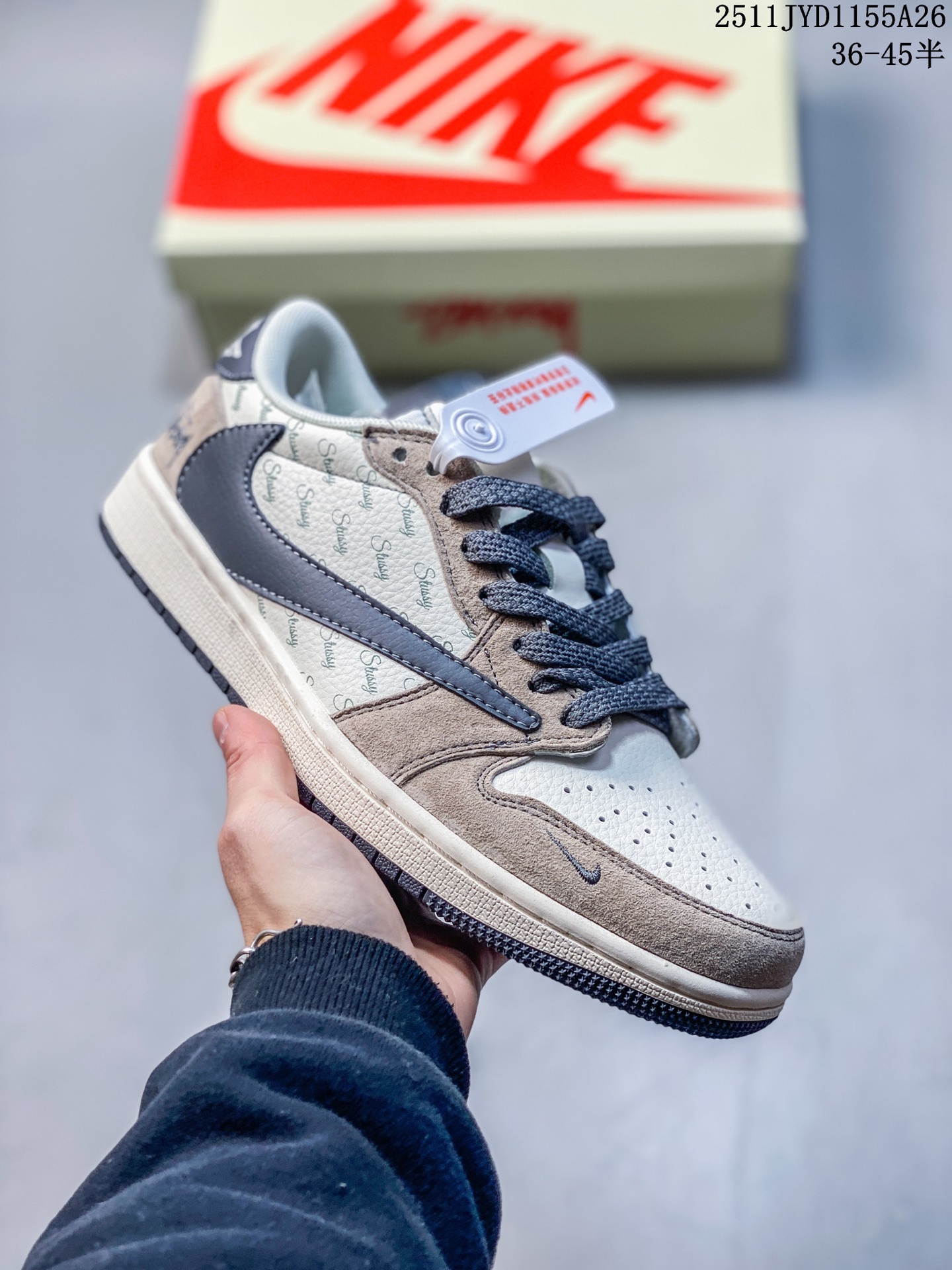 高品质 Travis Scott x Fragment Design x Jordan Air Jordan 1 Low OG SP “斯图西联名——米白碳黑” 多方联名合作融合了Travis Scott 独特的音乐风格,藤原浩个性的设计风格以及Jordan品牌的经典元素 使其成为一双具有独特身份和价值的鞋子 清新而立体的外观加上联名标识更突出了其独特身份 这种配色方案显示出活力和时尚感 在视觉上引人注目 鞋身的质感和细腻的细节处理使其显得高端而格调十足 这款“倒钩”联名是设计与创意完美结合 融合多方的个性风格是一款备受瞩目的潮流鞋款 低帮休闲板鞋 定制鞋盒 大厂品质出货 超高清洁度 皮料切割干净无任何毛边 细节完美 货号:XZ6868-002 JYD1155A26
