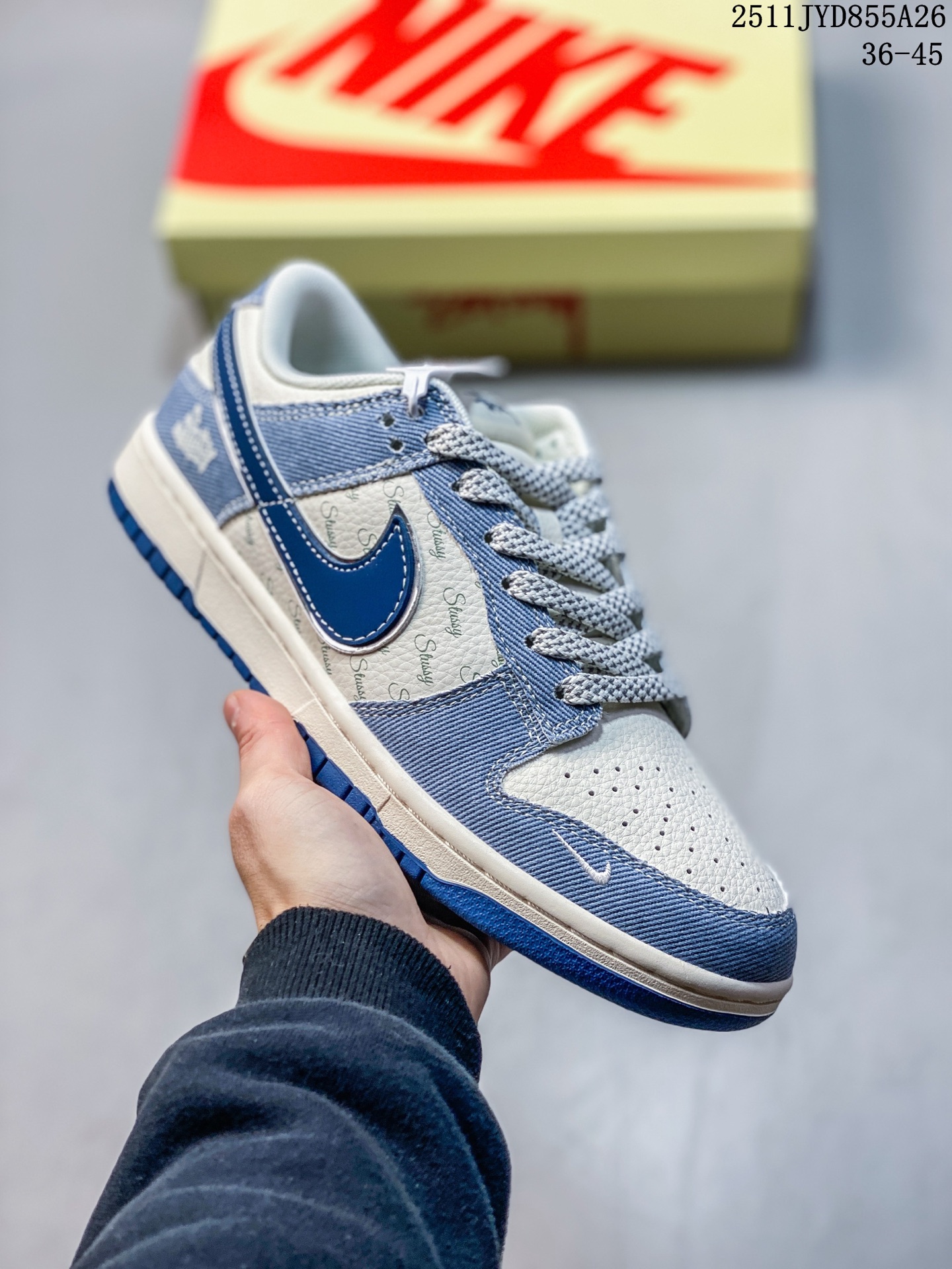 Nike SB Dunk Low“ 斯图西联名——水蓝牛仔” 周年高端定制 低帮休闲板鞋 定制鞋盒 大厂纯原品质出货 超高清洁度 皮料切割干净无任何毛边 细节完美 货号:JJ2508-562 JYD855A26