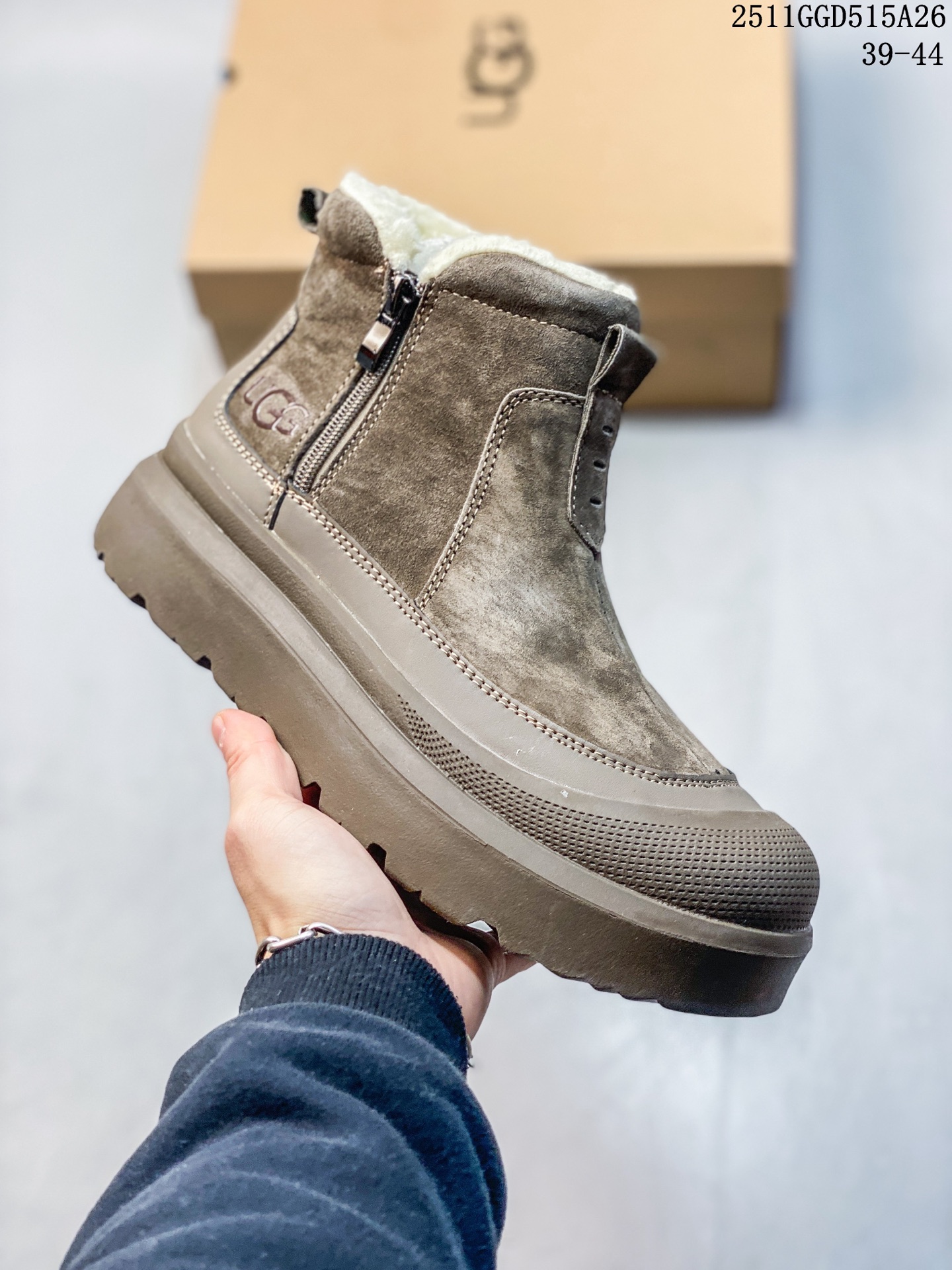 🈴️💰240
UGG 塔茨系列加厚款 穆勒风包头5CM半拖鞋 民族风秋冬雪地靴
羊皮毛一体高品质 保暖锁热 一脚蹬
采用TPU模压定型翻毛皮鞋面材质 内嵌人造卷曲羊毛毛绒里衬和选用10毫米UGGPURE 植入式羊毛里衬与可拆卸的UGGPURE 植入式羊毛鞋垫 轻便防滑舒适橡胶外底
11GGD515A26