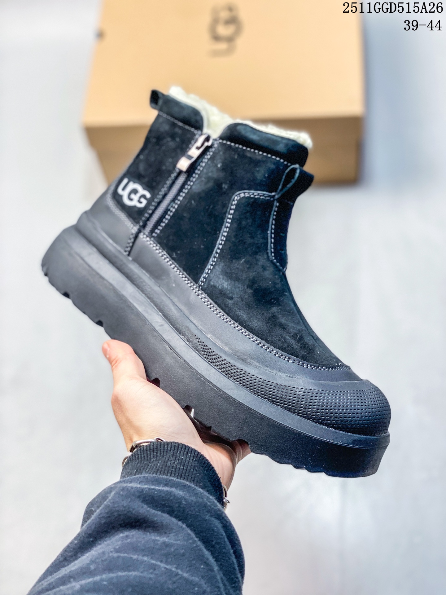 💰240
UGG 塔茨系列加厚款 穆勒风包头5CM半拖鞋 民族风秋冬雪地靴
羊皮毛一体高品质 保暖锁热 一脚蹬
采用TPU模压定型翻毛皮鞋面材质 内嵌人造卷曲羊毛毛绒里衬和选用10毫米UGGPURE 植入式羊毛里衬与可拆卸的UGGPURE 植入式羊毛鞋垫 轻便防滑舒适橡胶外底
11GGD515A26