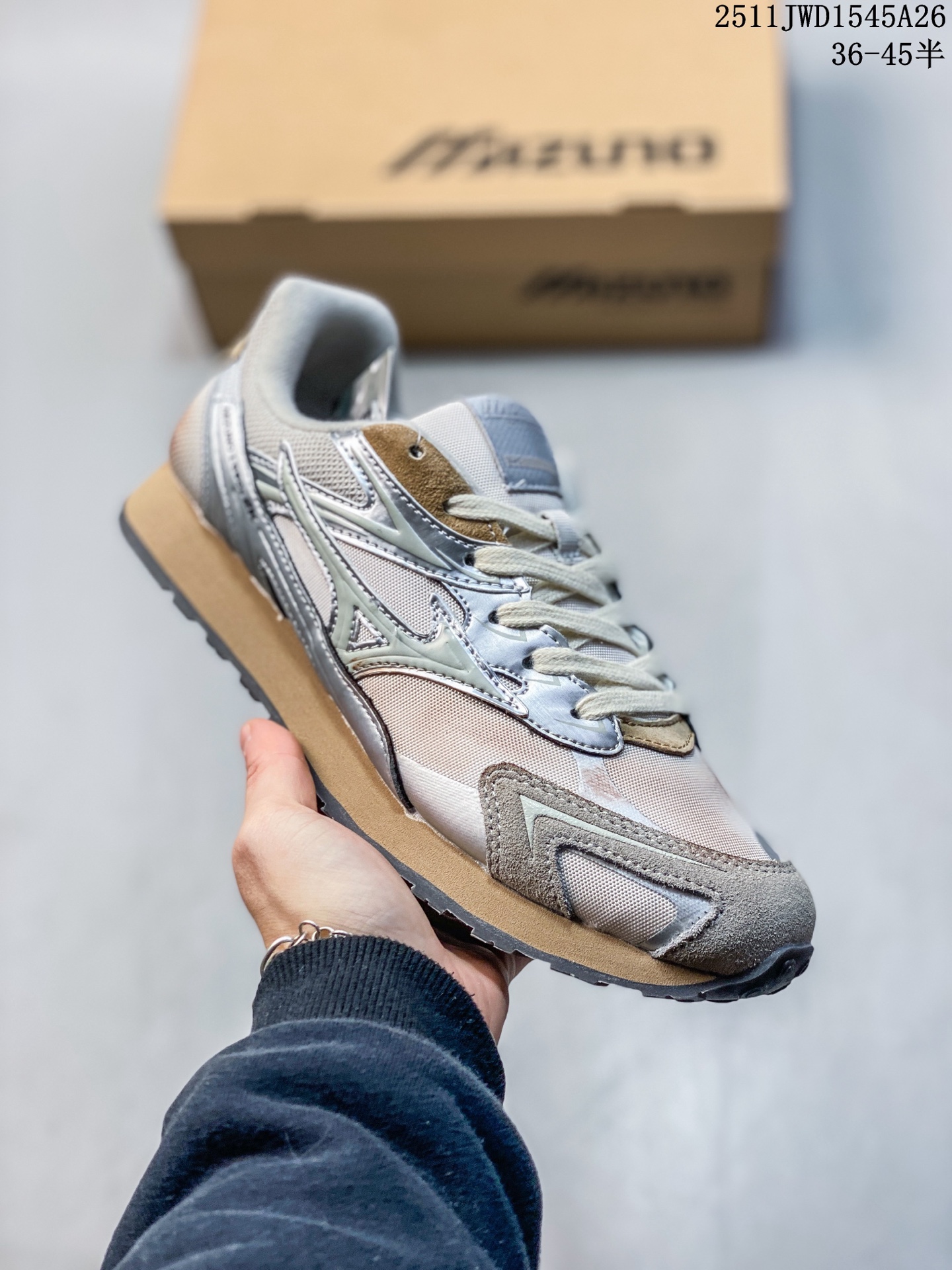 💰180
公司级✅Mizuno美津浓 LG 60S 2K 舒适百搭 做旧设计 德训 薄底防滑耐磨 低帮休闲鞋
Y2K与60S的时空碰撞 趋势破壁 沿袭MIZUNO经典薄底跑鞋廓形全新年轻化鞋面设计 释出质感与活力兼具的LG 60S 2K
麂皮质感温润柔和 LOGO精致点缀 步履之间 邂逅自在的优雅 全鞋面做旧工艺处理 色基底上局部龟裂 旧化纹理设计 褪去新鞋生硬感
货号:D1GH242103
尺码:36 36.5 37.5 38 38.5 39 40 40.5 41 42 42.5 43 44 45
11JWD1545A26