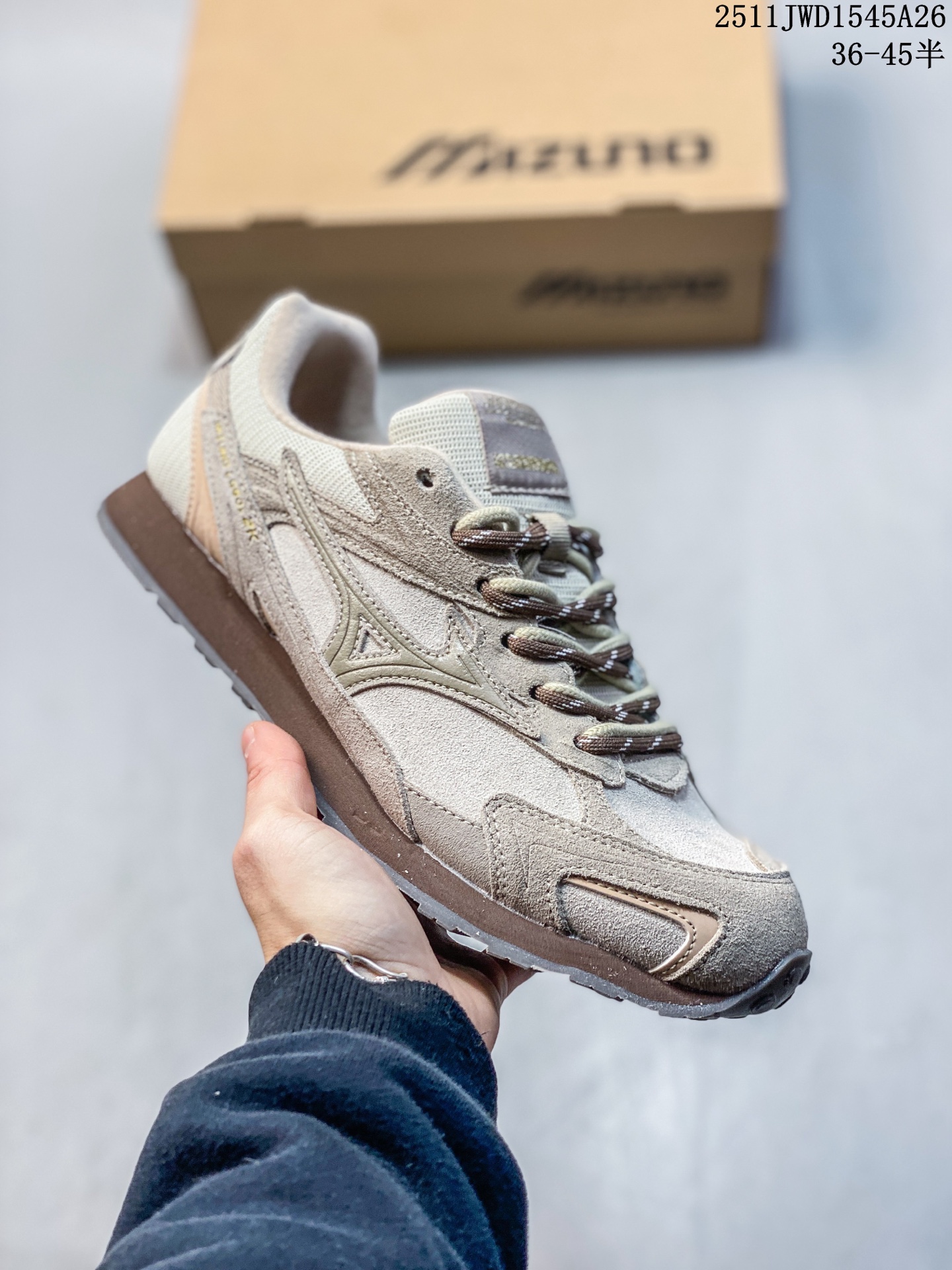 🈴️💰180
公司级✅Mizuno美津浓 LG 60S 2K 舒适百搭 做旧设计 德训 薄底防滑耐磨 低帮休闲鞋
Y2K与60S的时空碰撞 趋势破壁 沿袭MIZUNO经典薄底跑鞋廓形全新年轻化鞋面设计 释出质感与活力兼具的LG 60S 2K
麂皮质感温润柔和 LOGO精致点缀 步履之间 邂逅自在的优雅 全鞋面做旧工艺处理 色基底上局部龟裂 旧化纹理设计 褪去新鞋生硬感
货号:D1GH242103
尺码:36 36.5 37.5 38 38.5 39 40 40.5 41 42 42.5 43 44 45
11JWD1545A26