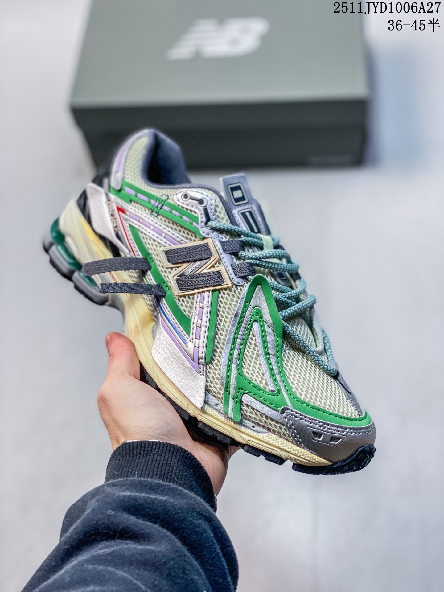 New Balance M1906系列复古单品宝藏老爹鞋款 公司级版本复古元素叠加 质感超级棒 楦版型材料细节做工精细 作为NB最经典的档案鞋型之一 与2002一样,1906有着NB最成熟的技术加持和复古款式,而本次推出的版本参照2002r的定位,相信会在性价两端做出权衡.单从造型上来看,依旧是vibe风格,味道很正,细节也很酷,这双1906r无疑必能打入复古跑鞋爱好者的年度鞋款名录 11JYD1006A27