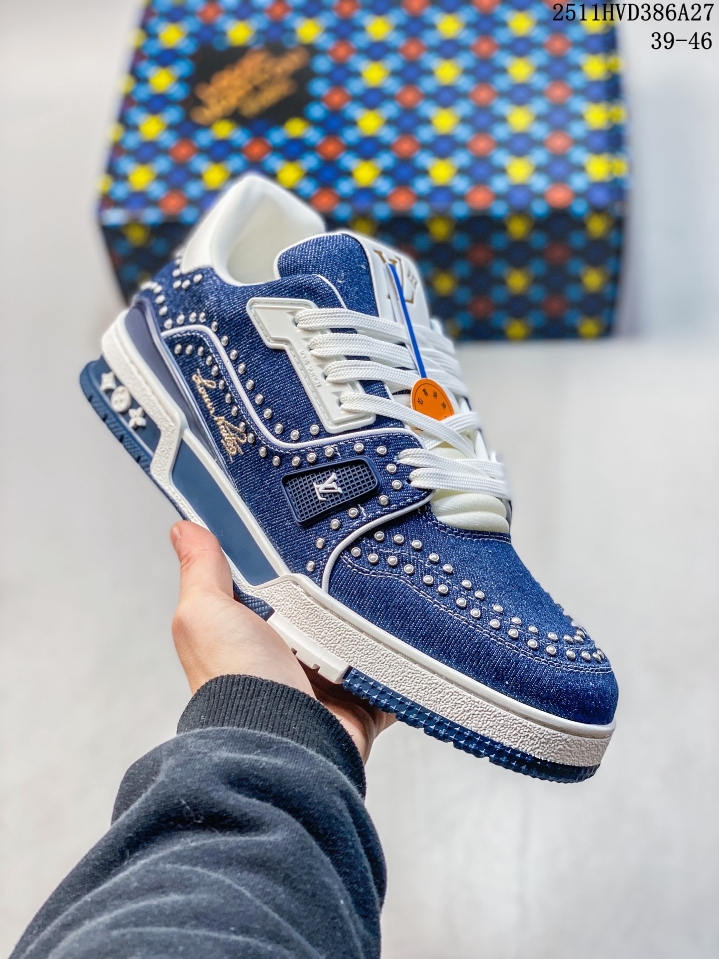 放店💰340
东莞纯原 市售顶级版本💯
驴家LV Trainer 原版完美楦型 东莞大厂出产 品控胜过市面百分之95
原版正确TPU大底 标准原版大底克重152k 独家底磨 实物到手质感重量完全区别与市面版本。
开发费5w+ 质感媲美原版 密集度超高 区别于同行色泽质感 意大利进口头层一刀切小牛皮 皮料厚实度韧性高于市面
原版垫脚聚米微料加透气英伦网布 都是按正品一比一打造开发 不偷半点料 不掺半点假
细节原版一致 可对比 全包套原版包装配件 目前市面一梯队级别
⚠市场太杂请注意混卖版本 可区别材料 版型 质感 包装配件 一切肉眼可见的细节。
尺码男款 39 40 41 42 43 44 45 46
11HVD386A27