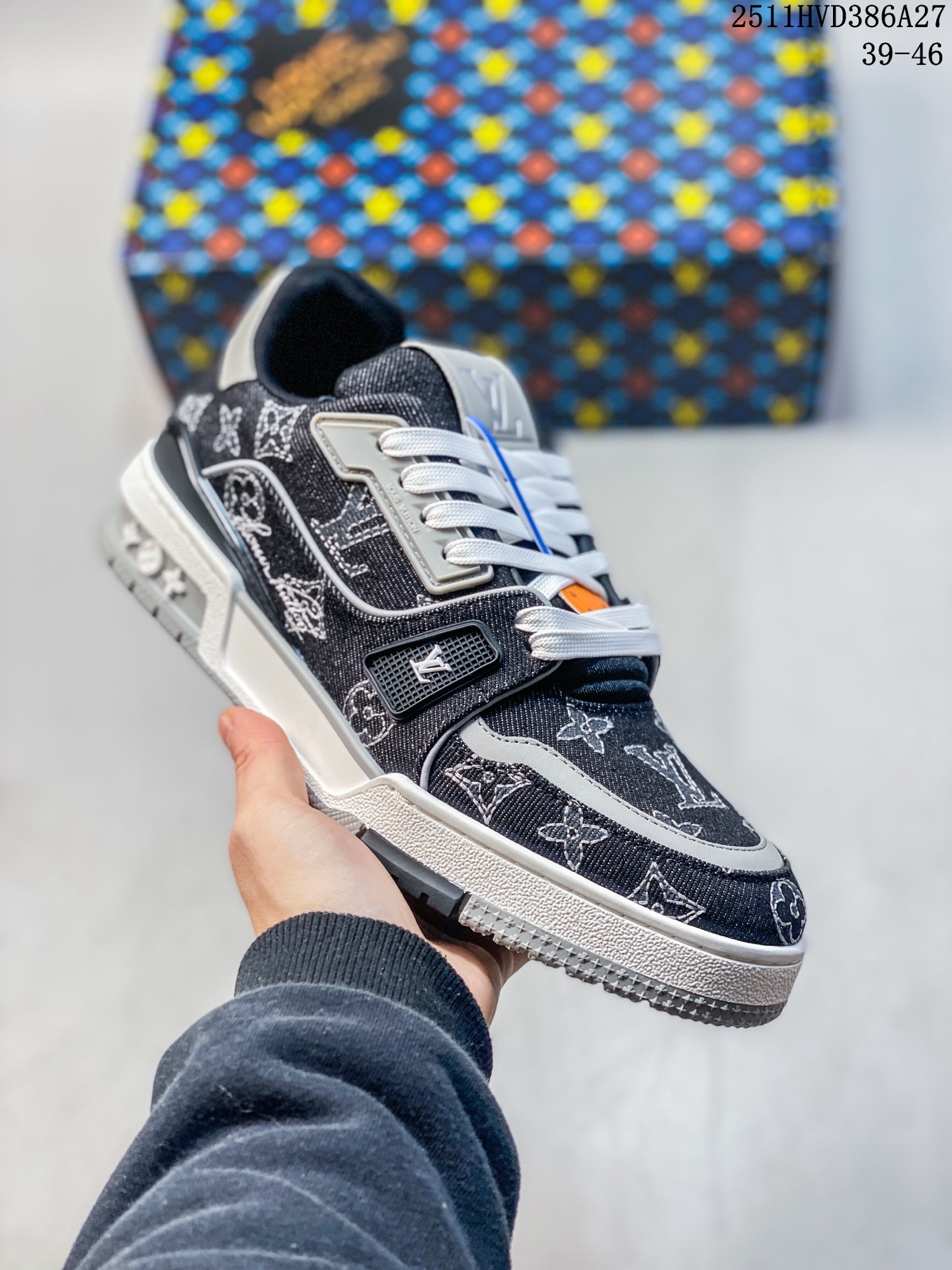 放店💰340
东莞纯原 市售顶级版本💯
驴家LV Trainer 原版完美楦型 东莞大厂出产 品控胜过市面百分之95
原版正确TPU大底 标准原版大底克重152k 独家底磨 实物到手质感重量完全区别与市面版本。
开发费5w+ 质感媲美原版 密集度超高 区别于同行色泽质感 意大利进口头层一刀切小牛皮 皮料厚实度韧性高于市面
原版垫脚聚米微料加透气英伦网布 都是按正品一比一打造开发 不偷半点料 不掺半点假
细节原版一致 可对比 全包套原版包装配件 目前市面一梯队级别
⚠市场太杂请注意混卖版本 可区别材料 版型 质感 包装配件 一切肉眼可见的细节。
尺码男款 39 40 41 42 43 44 45 46
11HVD386A27