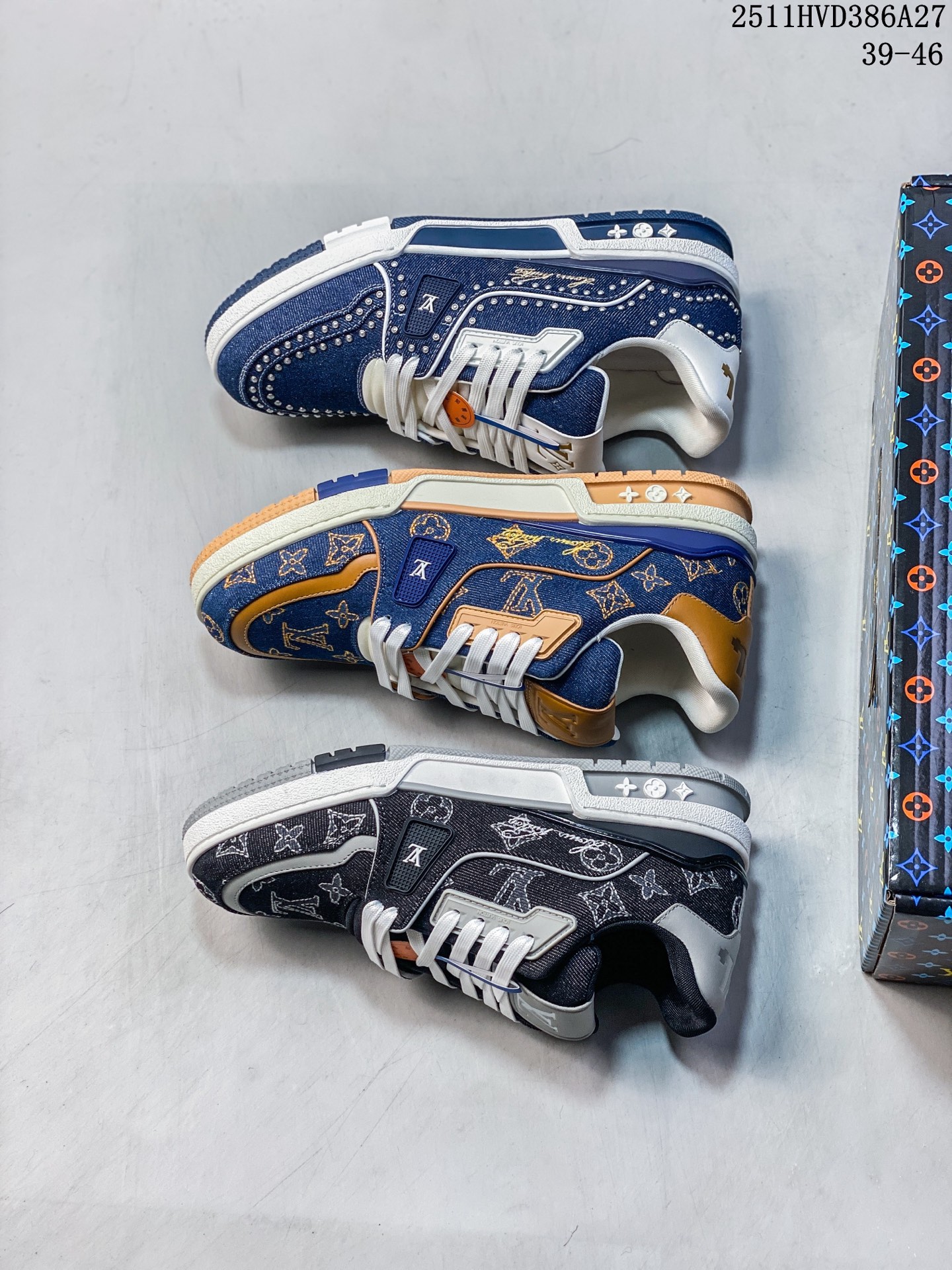 🈴️放店💰340
东莞纯原 市售顶级版本💯
驴家LV Trainer 原版完美楦型 东莞大厂出产 品控胜过市面百分之95
原版正确TPU大底 标准原版大底克重152k 独家底磨 实物到手质感重量完全区别与市面版本。
开发费5w+ 质感媲美原版 密集度超高 区别于同行色泽质感 意大利进口头层一刀切小牛皮 皮料厚实度韧性高于市面
原版垫脚聚米微料加透气英伦网布 都是按正品一比一打造开发 不偷半点料 不掺半点假
细节原版一致 可对比 全包套原版包装配件 目前市面一梯队级别
⚠市场太杂请注意混卖版本 可区别材料 版型 质感 包装配件 一切肉眼可见的细节。
尺码男款 39 40 41 42 43 44 45 46
11HVD386A27