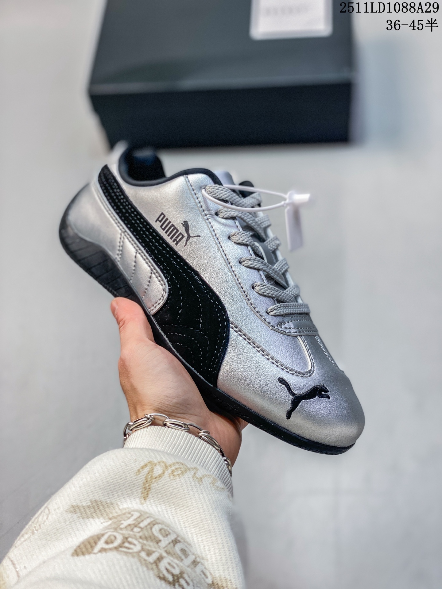 💰100
Puma Speedcat OG Sparco 
彪马罗马阿莫尔系列 复古运动休闲赛车跑鞋 
全球知名运动品牌PUMA宝马赛车系列
融合了宝马车队的标志性配色。
以趣味十足又前卫复古的设计引领潮流
将赛道精神融入街头时尚 开启前卫竞速之旅
主打前卫复古风 Roma鞋款的鞋侧以复古的流线造型 
缀以宝马经典Logo 巧妙吸睛
而Speedcat鞋款以亮眼三色条纹元素缀以舒适鞋面
赋予了独特的个性美学 演绎赛车的无尽能量
尺码:  36 36.5 37.5 38 38.5 39 40 40.5 41 42 42.5 43 44 44.5 45  
11LD1088A29