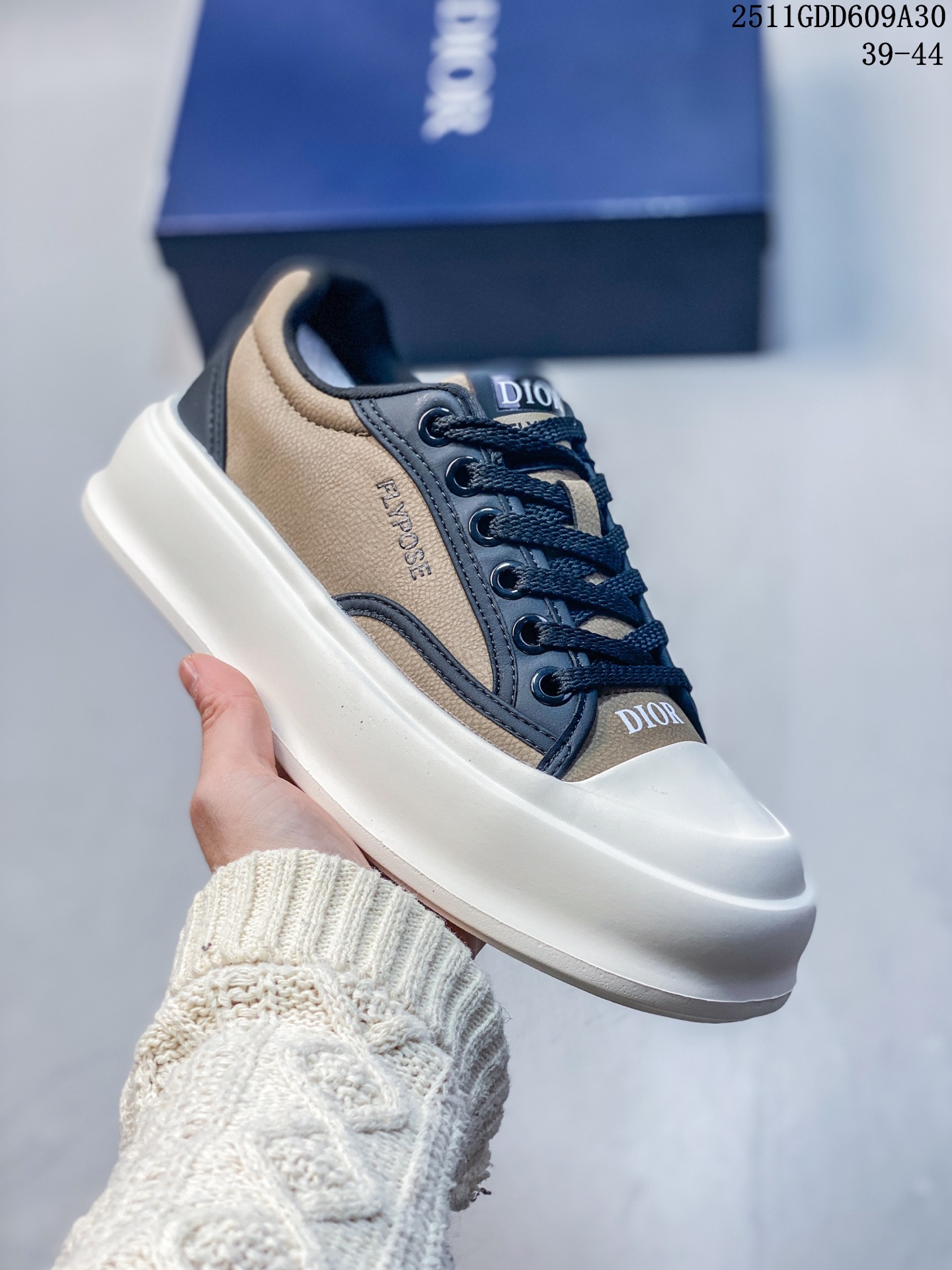 💰220
迪奥Dior新品轻便休闲跑步运动鞋系列 广东品质原厂 原装套装配件官方同源  采用精选面料 舒适内里 鞋面走线工整 清晰质感 高端时尚 简约大气 防滑舒适 鞋底采用固特异内外锁死工艺原版 休闲运动鞋子..
11HDD609A30