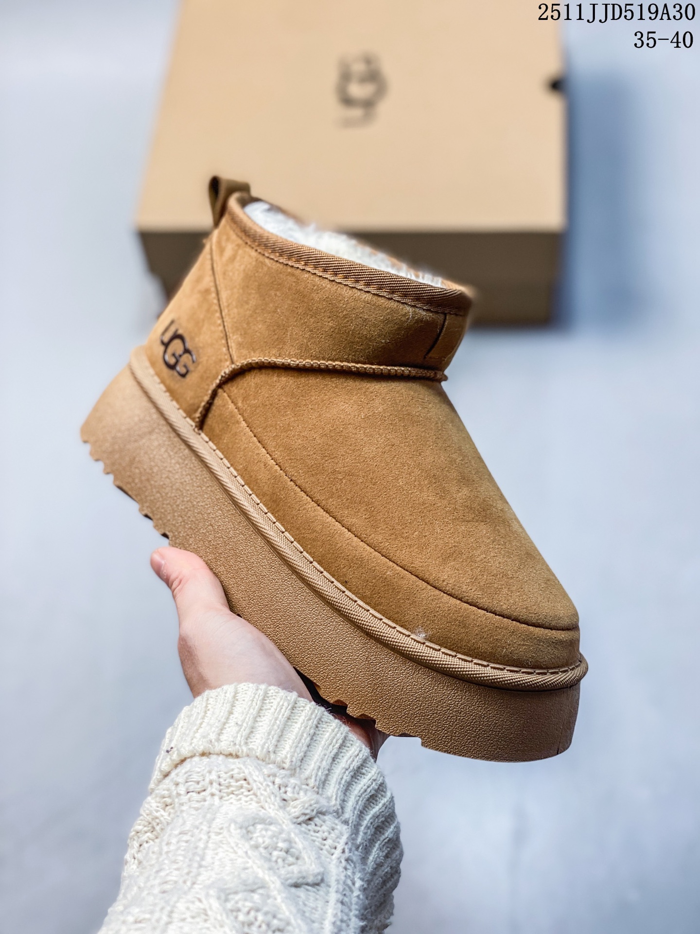 💰130
UGG/雪地靴 UGG Heritage Utility Sneaker 传统实用运动鞋 UGG元素与经典运动鞋的氛围相结合，融合了传统与创新。鞋面采用全粒皮革和麂皮完成。采用来自甘蔗的EVA材质制作的鞋底，拥有发挥出色的抓地力 
11JJD519A30
