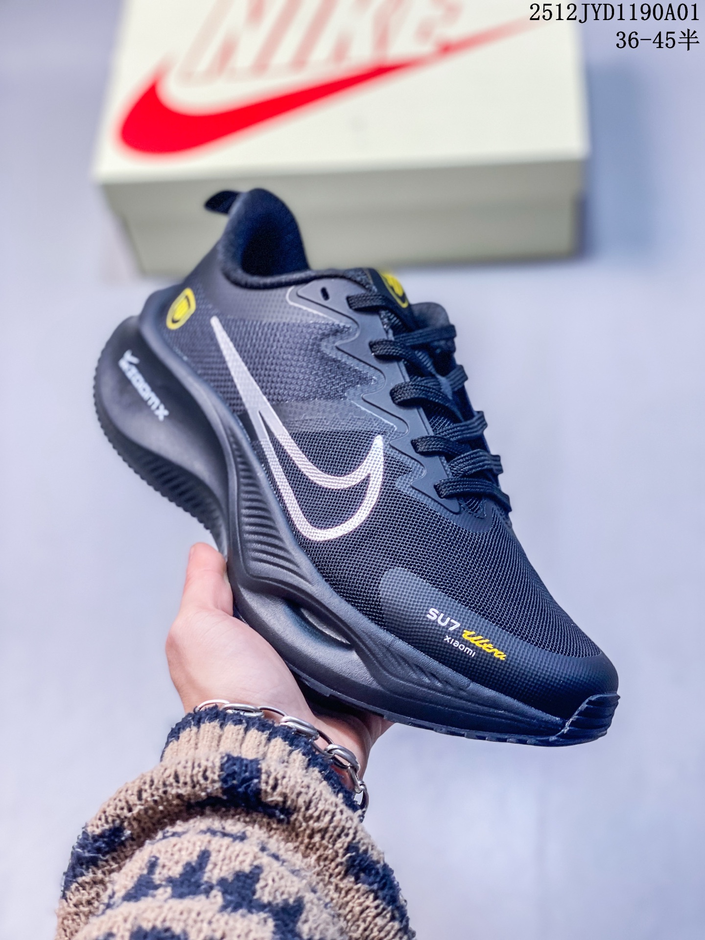 💰170
【海外限售，国内首发】NIKE耐克 2025全新概念-超跑透气网面鞋训练跑步鞋Plus Zoomx 中底   超级飞马全新升级-小米Su7联名系列 现已全面上市！ Plus 版本采用全掌ZoomX中底，其特点是轻巧且回弹性极佳，在不输传统Zoom气垫的同时，带来全新体验！ZoomX提供的回弹反馈非常显著，给人一种推动感，这也是ZoomX相较于传统Zoom气垫的显著优势。Zoom气垫需要一定的磨合和个人力量才能完全体验其效果，而ZoomX则是即刻可用的。

货号：CK4318-153
尺码：36-45(带半码)
12JYD1190A01