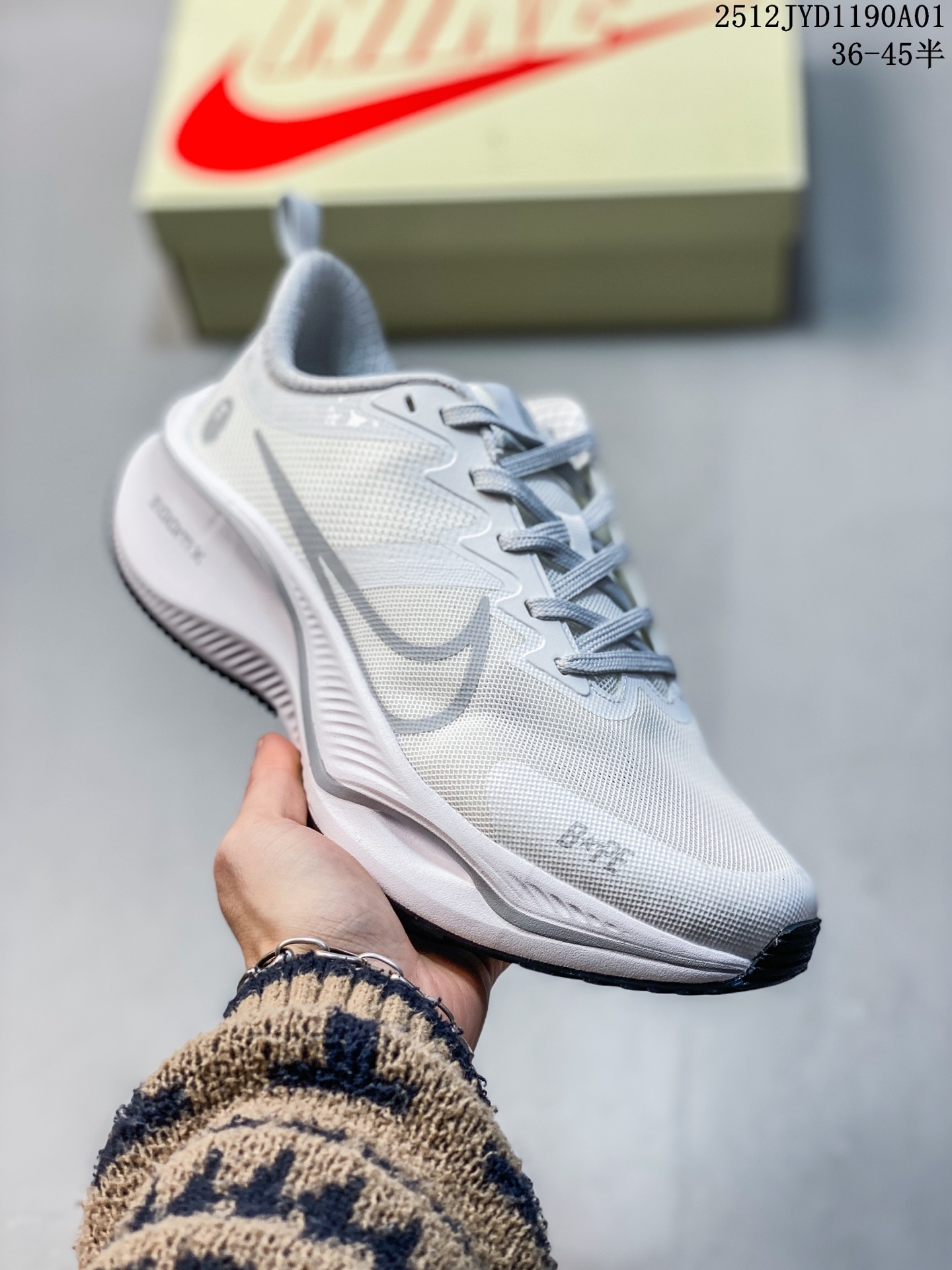 💰170
【海外限售，国内首发】NIKE耐克 2025全新概念-超跑透气网面鞋训练跑步鞋Plus Zoomx 中底   超级飞马全新升级-小米Su7联名系列 现已全面上市！ Plus 版本采用全掌ZoomX中底，其特点是轻巧且回弹性极佳，在不输传统Zoom气垫的同时，带来全新体验！ZoomX提供的回弹反馈非常显著，给人一种推动感，这也是ZoomX相较于传统Zoom气垫的显著优势。Zoom气垫需要一定的磨合和个人力量才能完全体验其效果，而ZoomX则是即刻可用的。

货号：CK4318-153
尺码：36-45(带半码)
12JYD1190A01