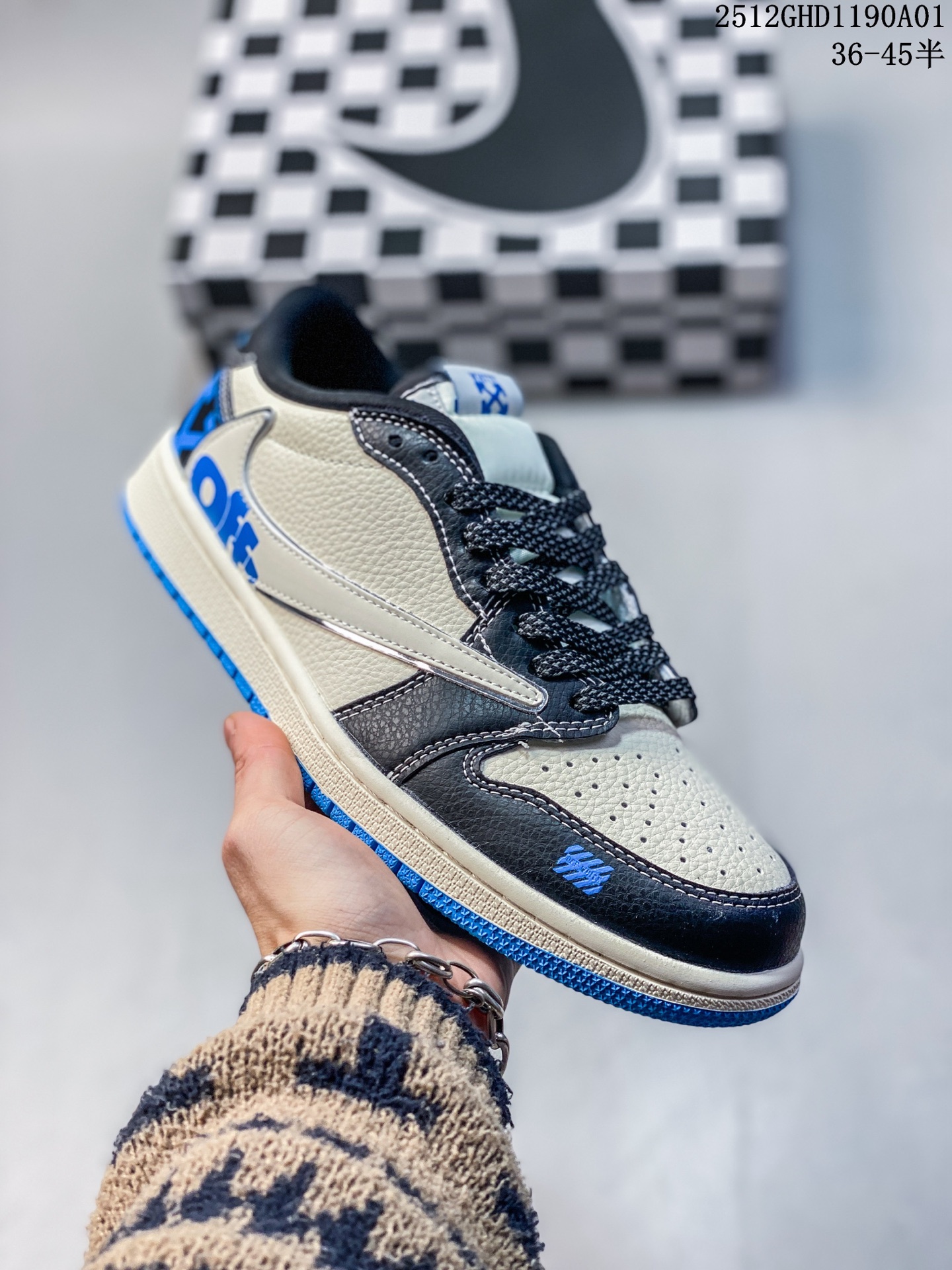 公司级 时尚元素 Air Jordan 1 Low “OW-联名'',白黑蓝白勾配色,融合了Travis Scott 独特的潮流风格,个性的设计风格以及Jordan品牌的经典元素 使其成为一双具有独特身份和价值的鞋子 清新而立体的外观加上联名标识更突出了其独特身份 独有配色方案显示出活力和时尚感 在视觉冲击的同时 鞋身的质感和细腻的细节处理使其显得高端而格调十足 这款拼色乔一联名是设计与创意完美结合 融合多方的个性风格是一款备受瞩目的潮流鞋款 定制鞋盒 大厂纯原品质 货号:XB1979-024 GHD1190A01