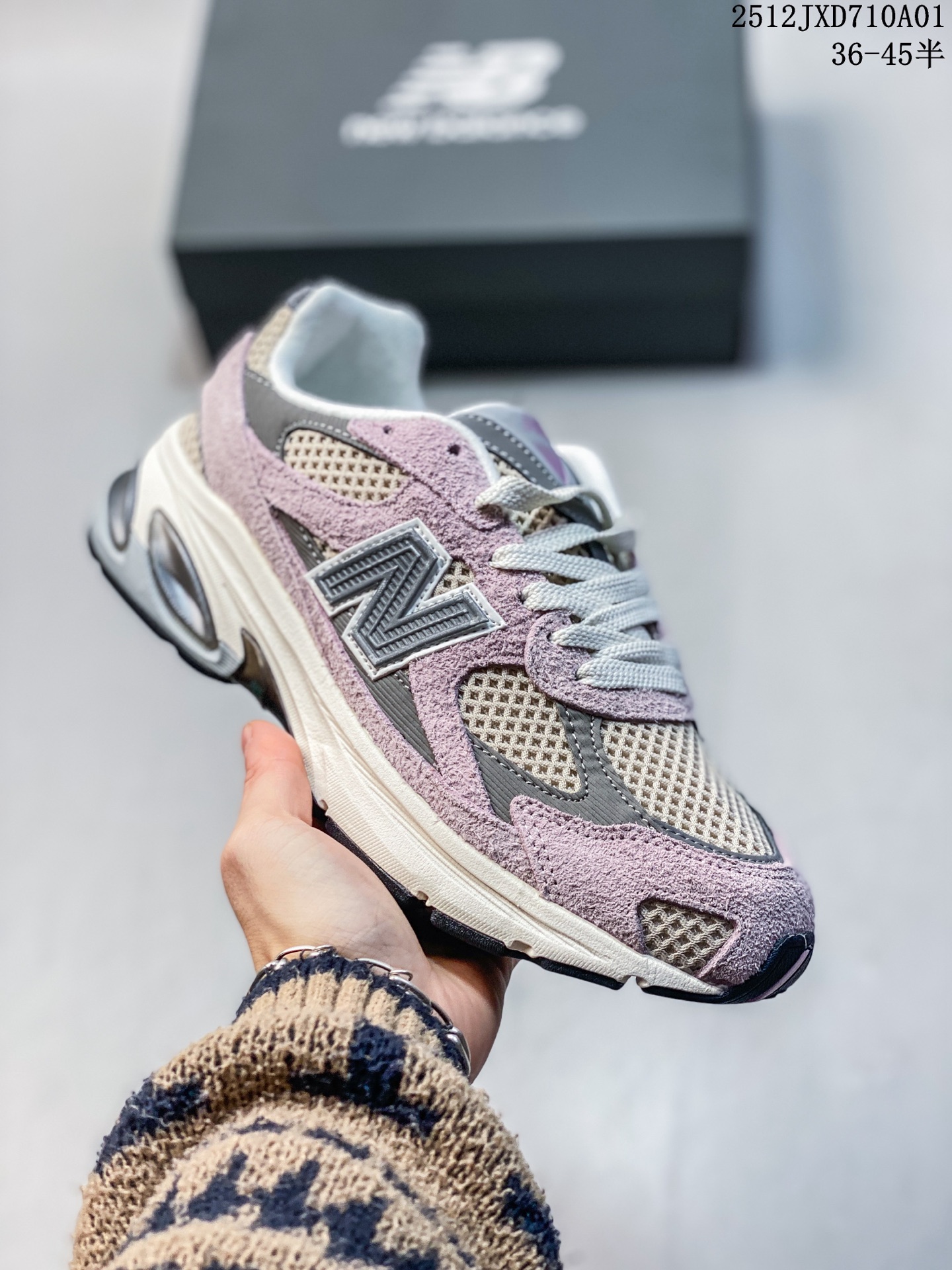 💰160 公司级✅New Balance M2010系列 新百伦 复古老爹风网布跑步休闲运动鞋 新百伦经典配色 沿袭了面世之初的经典科技 以ENCAP中底配以升级版 N-ERGY缓震物料 鞋面则采用特色的柔软麂皮搭以NewBalance经典的尼龙网布 低调中还原跑鞋本真 更年轻化的设计理念与材质 让新世代青年得以用全新视角体验经典鞋款的传奇魅力 货号:U2010AGY 尺码:36 37 37.5 38 38.5 39.5 40 40.5 41.5 42 42.5 43 44 45 12JXD710A01