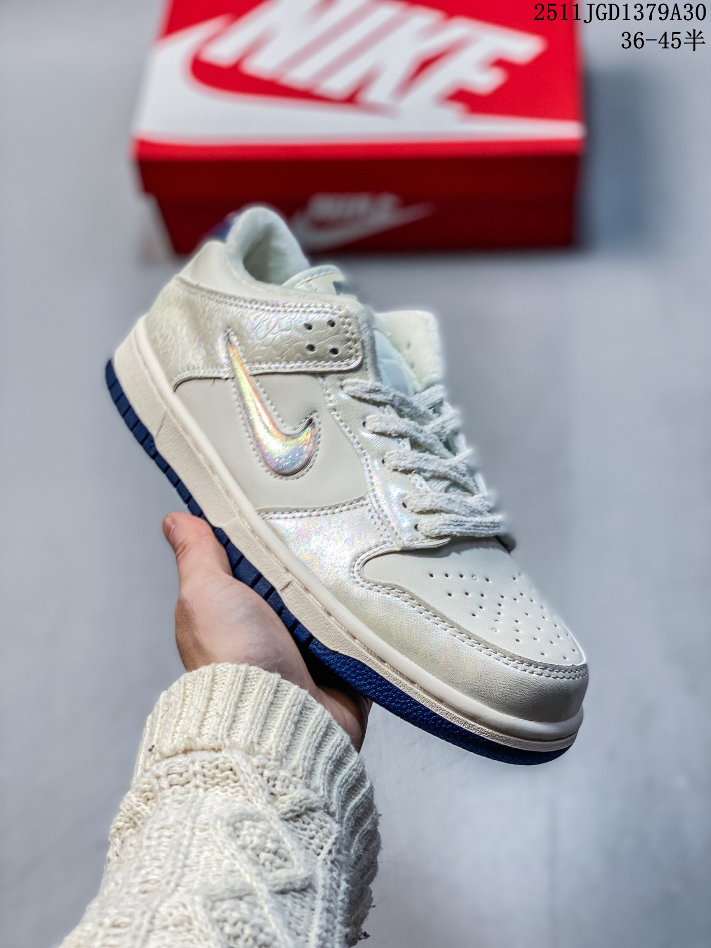 💰140 耐克 Nike Sb Dunk Low Pro 男女同款运动鞋复古板鞋,尽情迈步,彰显个性风采。采用柔软皮革鞋面,经久耐穿,塑就如元年款 Dunk 般的复古质感。鞋头透气孔,搭配鞋口和鞋舌形状,忠实沿袭元年款经典外观。全掌型橡胶外底,造就非凡抓地力。Dunk 起初专为篮球运动打造,于 80 年代末成为滑板界新宠,现已跃升成为街头时尚标杆。加垫低帮鞋口结合耐穿外底,助你自信舞动。 11JGD1379A30