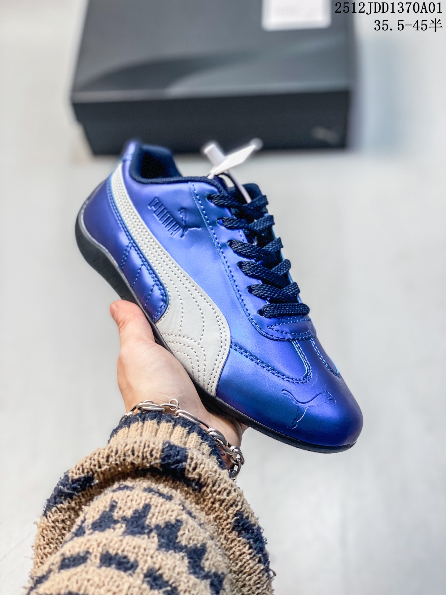 PUMA Speedca OG 彪马极速赛车系列低帮德训风拼接复古百搭休闲运动赛车鞋 鞋款从80、90年代赛车手所穿的防火赛车鞋为原型,鞋身线条模仿了赛车的流线廓形,体现了空气动力学原理的结构.简约流畅的外观,恰好又和贯穿其中的Formstrip Logo融合恰到好处,视觉上细节丰富且协调.本次Speedcat OG鞋款归来,最大看点自然式保留了窄版鞋型以及薄底构造.这两年各品牌鞋底越做越厚,Speedcat反其道而行之,上脚几乎无鞋底的效果带来耳目一新的视觉体验.鞋面依旧是以质感透气网面材质打造,并且大面积近乎全包裹的使用,复古味道也愈发浓烈.配色上更是将最原始的黑色和红色带回,向F1赛车队的标志性队服致敬.相信让各位一眼种草的更多是出挑的大红色,上脚即可瞬间点亮整体造型,在以球鞋为核心的OOTD中脱颖而出.而另一款黑色则是低调的万金油,彰显新潮个性的同时又不喧宾夺主,也是热爱简约系穿搭朋友的首选. 含半码 12JDD1370A01