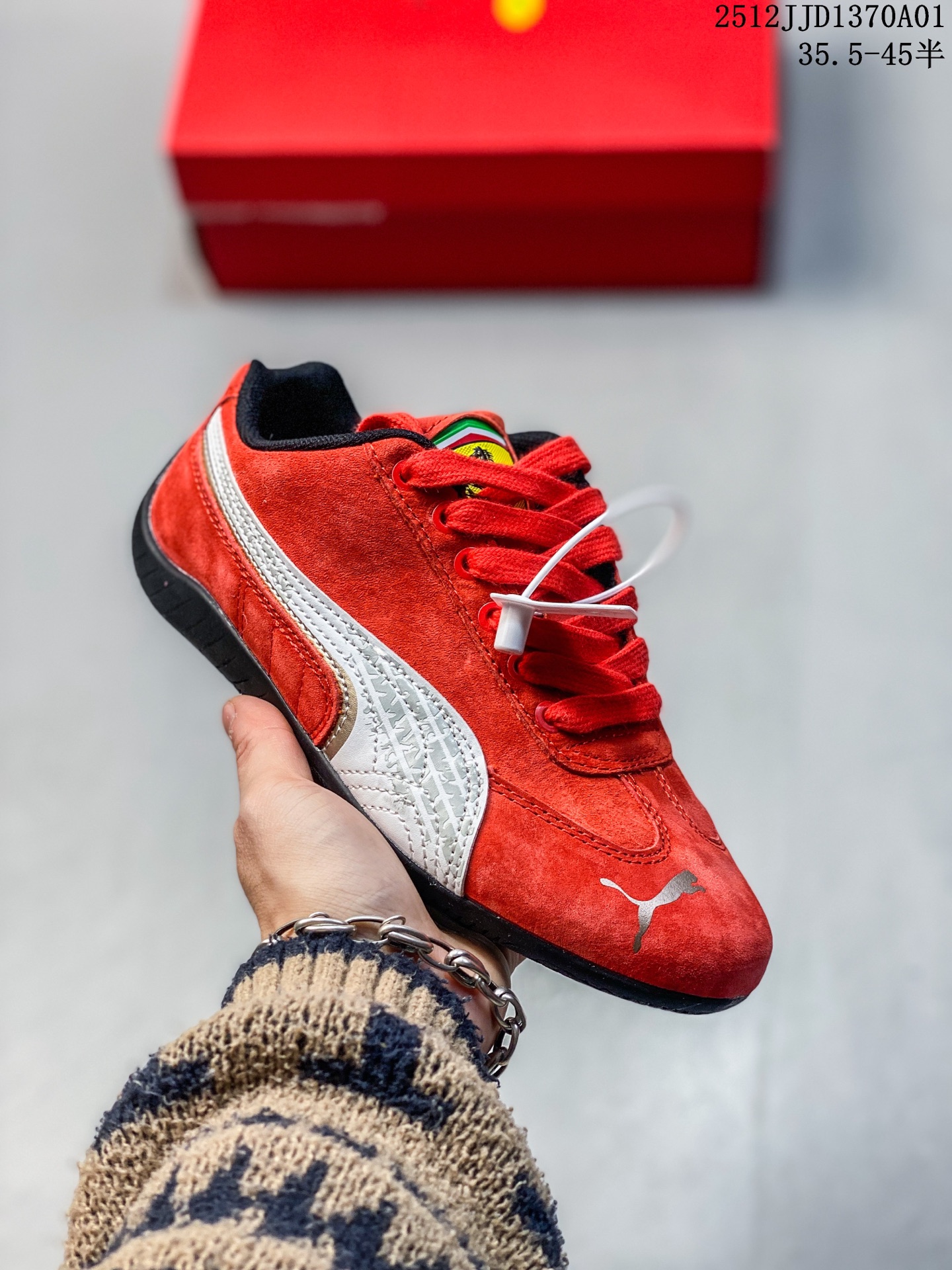彪马(PUMA)休闲板鞋BMW MMS Suede XL系列经典翻毛皮厚底防滑耐磨舒适透气运动鞋 宝马 法拉利赛车系列 新年穿有型/时尚/穿搭/球鞋/穿搭/时尚/潮流/面包鞋/PUMA面包鞋,情侣必备!这款PUMA Suede XL面包鞋,以其宽大厚实的鞋型和复古潮流感吸引眼球.👟全皮材质,让鞋面质感柔软细腻,彰显高品质.👣 圆润饱满的鞋头设计,不仅保护脚趾,还增加了鞋子的立体感.👂 宽大的鞋舌,可能印有经典的PUMA标志或其他品牌标识,部分款式采用刺绣工艺,更加精致立体.🌀 与鞋面颜色相配的纯色鞋带,穿过金属或塑料质地的鞋眼,确保穿着舒适稳定.🛤️ 橡胶大底,质地坚韧,耐磨防滑,科学设计的鞋底纹路提供良好抓地力.💑 作为情侣款,鞋子设计注重男女通用风格,让情侣双方穿着时展现协调统一的视觉效果. 半 12JJD1370A01