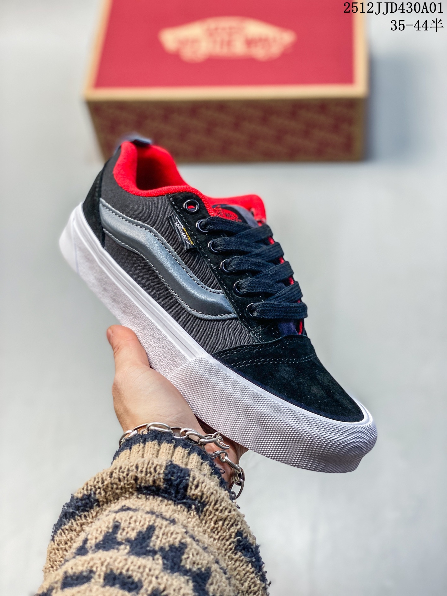 💰130 Vans Knu Skool 百搭休闲防滑减震低帮 板鞋男女同款 颜色：vans面包红黑灰条 货号：VN000D22DE2 尺码：35 36 36.5 37 38 38.5 39 40 40.5 41 42 42.5 43 44 12JJD430A01