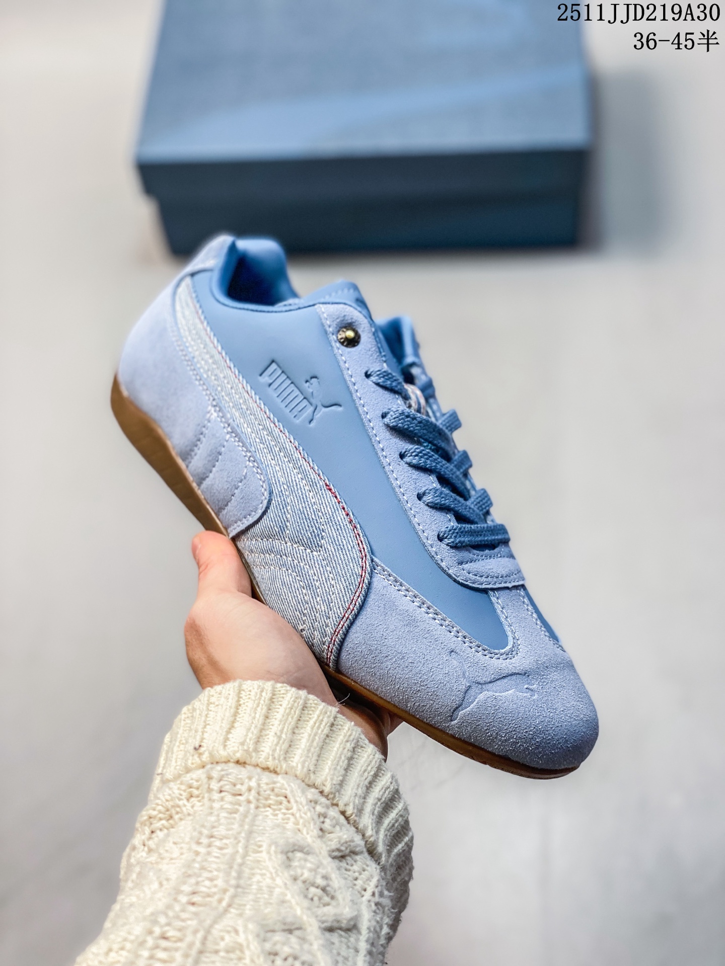 💰130
公司级Rose x PUMA彪马 Speedcat 系列 情侣 薄底 赛车 德训双鞋带 舒适百搭 生活休闲鞋 男女同款 
PUMA Speedcat为蓝本，融入Rosé品牌标志性的蝴蝶结双鞋带设计，鞋侧及后跟新增鞋带穿孔，可自由缠绕鞋身打造蝴蝶结造型，为硬朗的赛车鞋增添柔美气质。
鞋面采用细腻的头层牛皮，质感柔软，油光锃亮，侧面的白色LOGO也是皮质的，鞋舌处和鞋垫上印有彪马和Rose的联名LOGO。
鞋底厚度仅1.8cm，比普通运动鞋轻20%以上，搭配加厚鞋垫，缓震表现出色，走路轻盈舒适，久走不累。鞋面采用亲肤透气网布+环保PU材质，夏天穿也不闷脚。
有黑色和奶油色等配色，黑色款经典百搭，奶油色款则以温柔奶杏白+浅灰条纹为主，搭配牛仔裤、短裙等都超有氛围感，适合多种场合穿着。
size：36 37 37.5 38 38.5 39 40 40.5 41 42   42.5  43  44  45
12JJD219A30