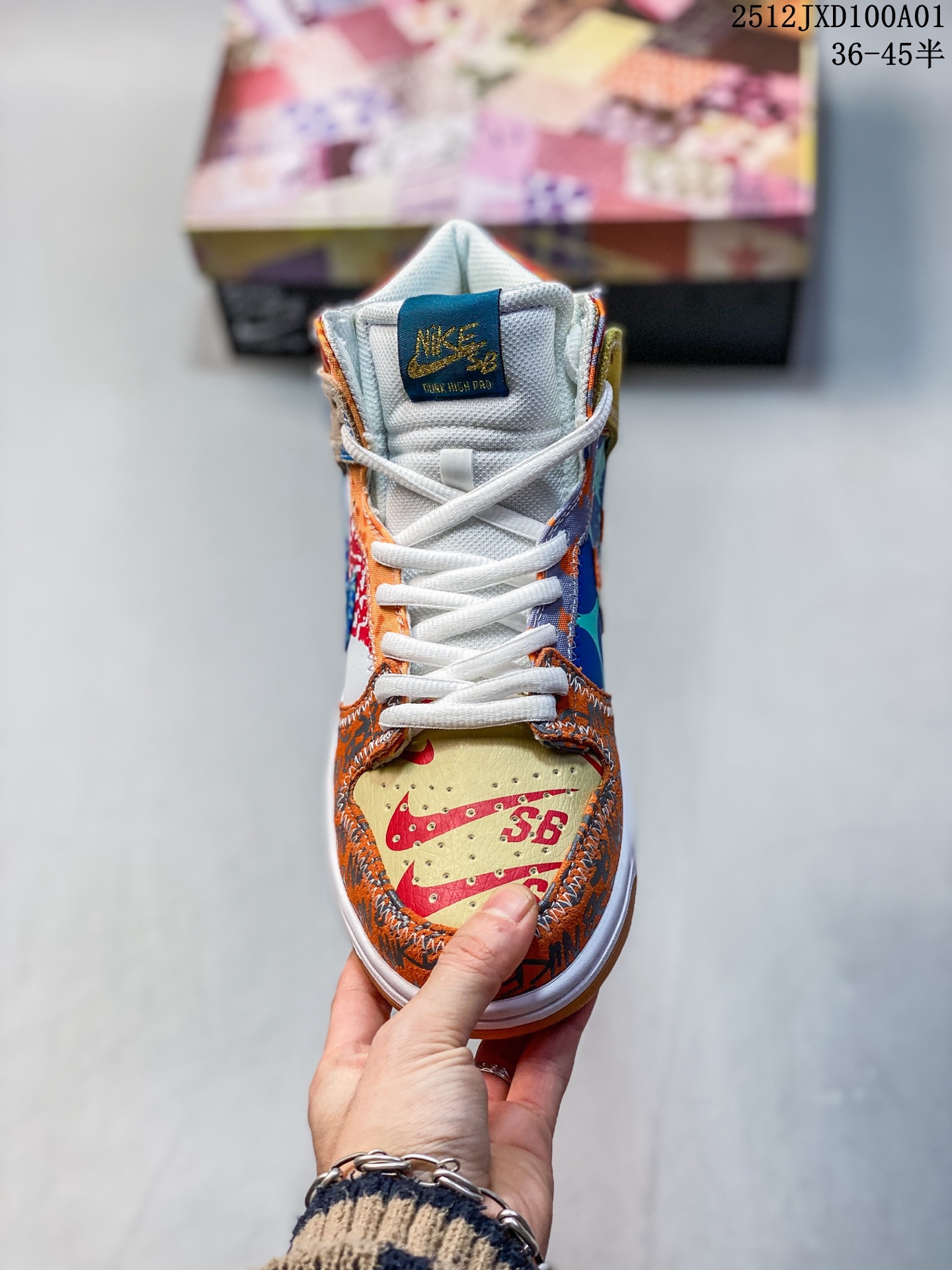 💰160
Nike/耐克 男女鞋真标半码制，升级原楦原纸版开发，采用进口软质皮鞋面材质，鞋垫嵌入缓震乳胶+Sole真气垫装置，原比值开发耐磨橡胶大底❗️冲破鞋身的超大钩子❗️ 携手日本时尚品牌AMBUSH xNike SB Dunk High"Black White"扣篮系列高帮休闲运动滑板板鞋扣篮系列高帮休闲运动滑板板鞋 
12JXD100A01