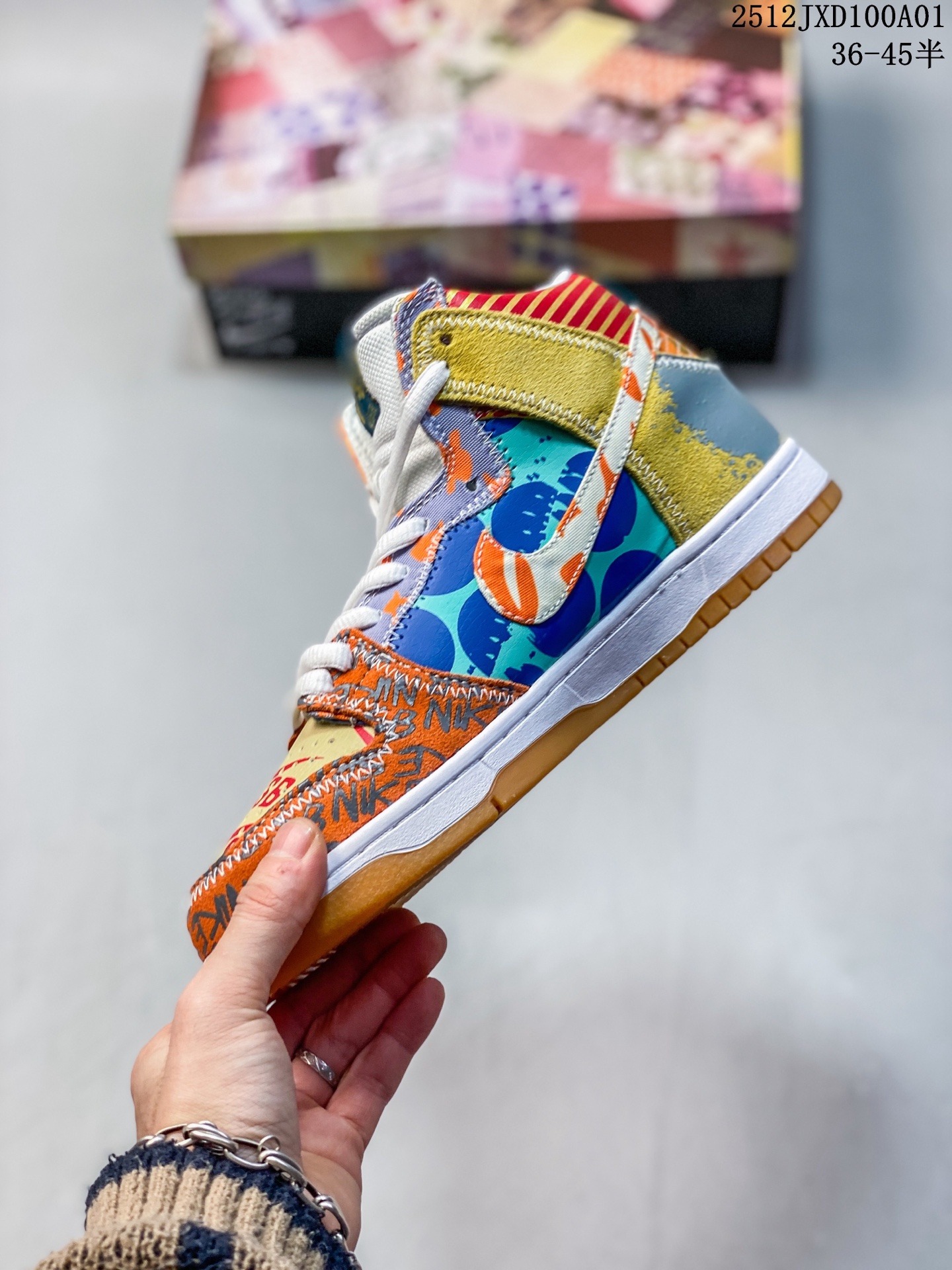 💰160
Nike/耐克 男女鞋真标半码制，升级原楦原纸版开发，采用进口软质皮鞋面材质，鞋垫嵌入缓震乳胶+Sole真气垫装置，原比值开发耐磨橡胶大底❗️冲破鞋身的超大钩子❗️ 携手日本时尚品牌AMBUSH xNike SB Dunk High"Black White"扣篮系列高帮休闲运动滑板板鞋扣篮系列高帮休闲运动滑板板鞋 
12JXD100A01