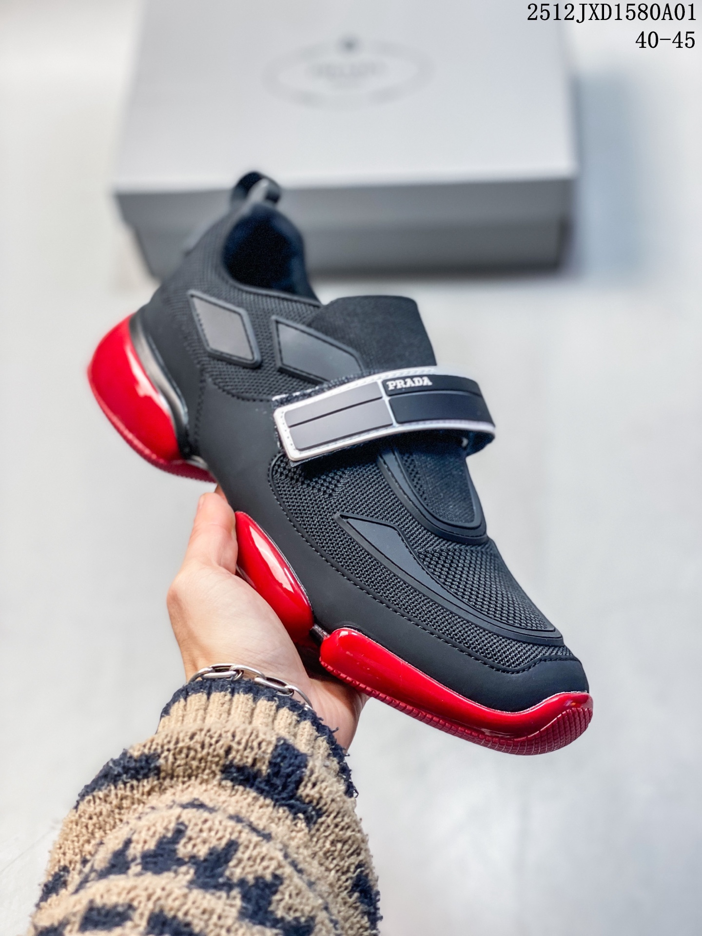 💰160
PRADA/普拉达 原楦数据开发版型，采用TPU定型橡胶模片组合科技针织鞋面材质，内嵌灌注式EVA缓震鞋垫，外置TPU注塑耐磨防滑橡胶鞋底❗️工装潮时髦又与众不同，意大利高奢品牌·普拉达Prada Cloudbust Velcro Strap Low Sneakers 云朵魔术贴系列机能风情侣款百搭休闲运动鞋 

类型：男鞋
码数：40 41 42 43 44 45
12JXD1580A01