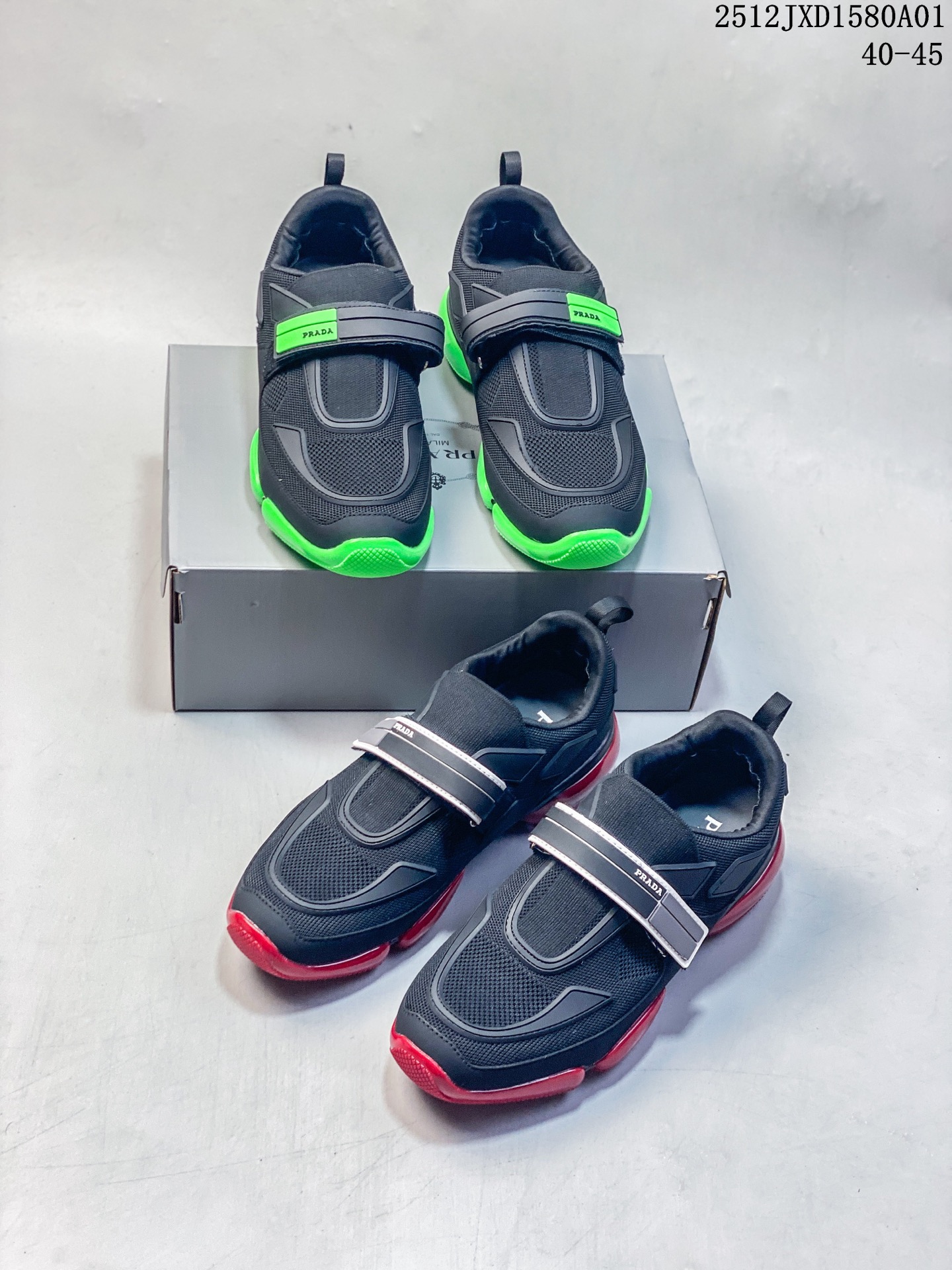 🈴️💰160
PRADA/普拉达 原楦数据开发版型,采用TPU定型橡胶模片组合科技针织鞋面材质,内嵌灌注式EVA缓震鞋垫,外置TPU注塑耐磨防滑橡胶鞋底❗️工装潮时髦又与众不同,意大利高奢品牌·普拉达Prada Cloudbust Velcro Strap Low Sneakers 云朵魔术贴系列机能风情侣款百搭休闲运动鞋
类型:男鞋
码数:40 41 42 43 44 45
12JXD1580A01