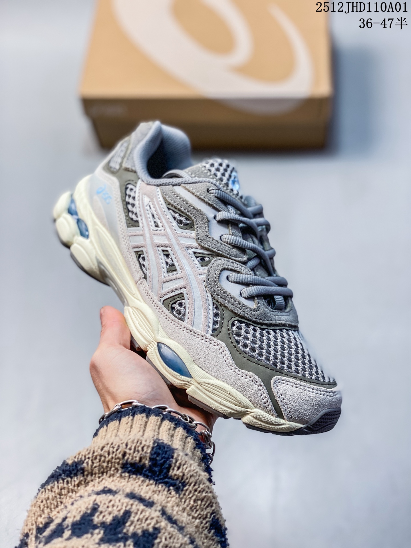 💰150
AsicsGel-NYC复古单品 2025年新款 亚瑟士ASICSTIGER 新款休闲鞋 厚底街头运动休闲鞋,ASICS亚瑟士推出全新GEL-NYC,彰显纽约都市活力。这次的新系列融入了多个版本GEL的经典设计风格,广受好评。其设计灵感来源于GEL-NIMBUS 3,GEL-MC PLUS V 和 GEL-CUMULUS 16 这些往日经典鞋款。GEL-NYC使用GEL-CUMULUS 16鞋款的鞋楦设计,展现了独特的现代化美学。鞋底采用了轻质发泡材料,并在后跟和前掌处采用了ASICS亚瑟士核心科技——GEL缓震胶,赋予鞋款强大的缓冲性能,提供了更柔软舒适的穿着体验。而在原有设计的启发之上,此次鞋款采用更贴合当今潮流趋势的材料和创新技术,展现出纽约充满活力的都市精神。
货号:1203A805-101
尺码:看图所示
编码:103326
12JHD110A01