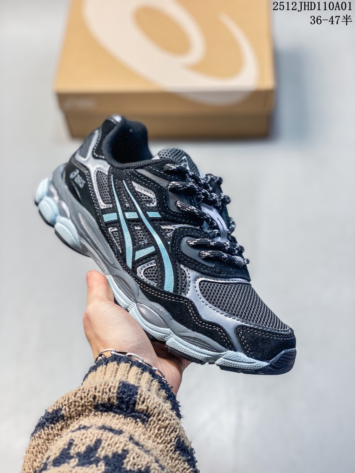 💰150
AsicsGel-NYC复古单品 2025年新款 亚瑟士ASICSTIGER 新款休闲鞋 厚底街头运动休闲鞋,ASICS亚瑟士推出全新GEL-NYC,彰显纽约都市活力。这次的新系列融入了多个版本GEL的经典设计风格,广受好评。其设计灵感来源于GEL-NIMBUS 3,GEL-MC PLUS V 和 GEL-CUMULUS 16 这些往日经典鞋款。GEL-NYC使用GEL-CUMULUS 16鞋款的鞋楦设计,展现了独特的现代化美学。鞋底采用了轻质发泡材料,并在后跟和前掌处采用了ASICS亚瑟士核心科技——GEL缓震胶,赋予鞋款强大的缓冲性能,提供了更柔软舒适的穿着体验。而在原有设计的启发之上,此次鞋款采用更贴合当今潮流趋势的材料和创新技术,展现出纽约充满活力的都市精神。
货号:1203A805-101
尺码:看图所示
编码:103326
12JHD110A01