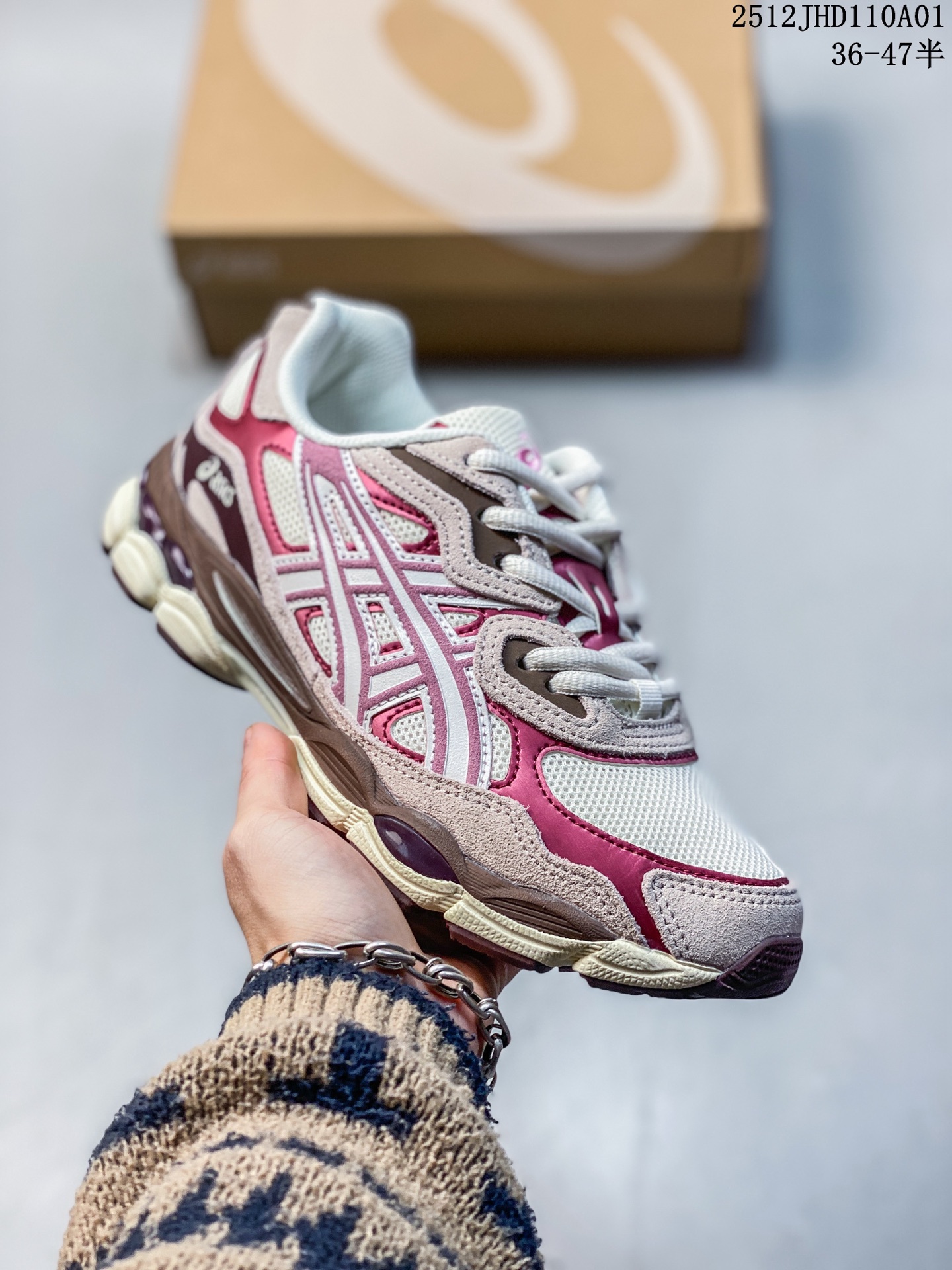 💰150
AsicsGel-NYC复古单品 2025年新款 亚瑟士ASICSTIGER 新款休闲鞋 厚底街头运动休闲鞋,ASICS亚瑟士推出全新GEL-NYC,彰显纽约都市活力。这次的新系列融入了多个版本GEL的经典设计风格,广受好评。其设计灵感来源于GEL-NIMBUS 3,GEL-MC PLUS V 和 GEL-CUMULUS 16 这些往日经典鞋款。GEL-NYC使用GEL-CUMULUS 16鞋款的鞋楦设计,展现了独特的现代化美学。鞋底采用了轻质发泡材料,并在后跟和前掌处采用了ASICS亚瑟士核心科技——GEL缓震胶,赋予鞋款强大的缓冲性能,提供了更柔软舒适的穿着体验。而在原有设计的启发之上,此次鞋款采用更贴合当今潮流趋势的材料和创新技术,展现出纽约充满活力的都市精神。
货号:1203A805-101
尺码:看图所示
编码:103326
12JHD110A01
